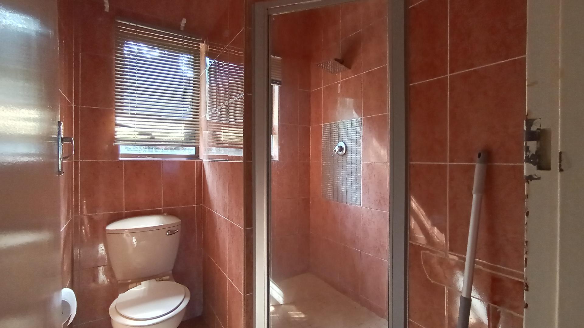Bathroom 2 - 4 square meters of property in Berea West 