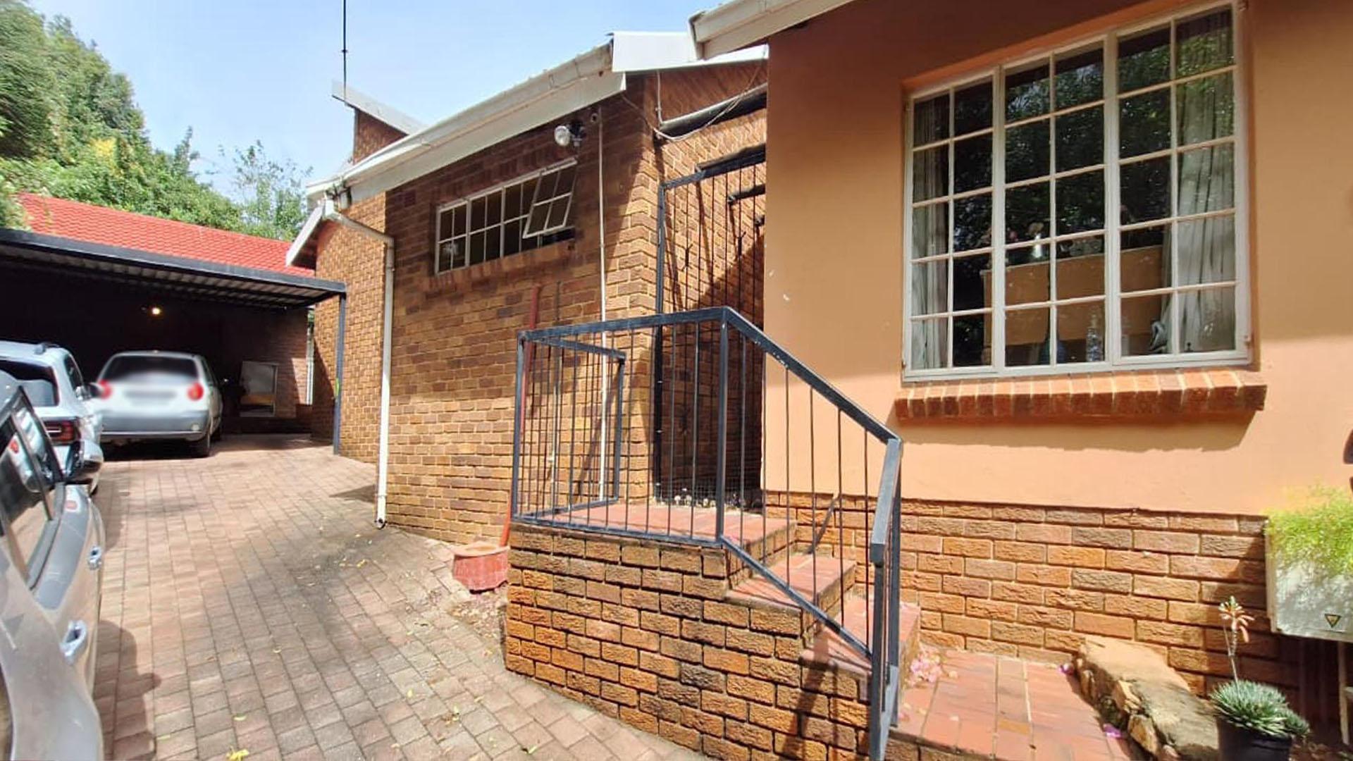 Front View of property in Weltevreden Park