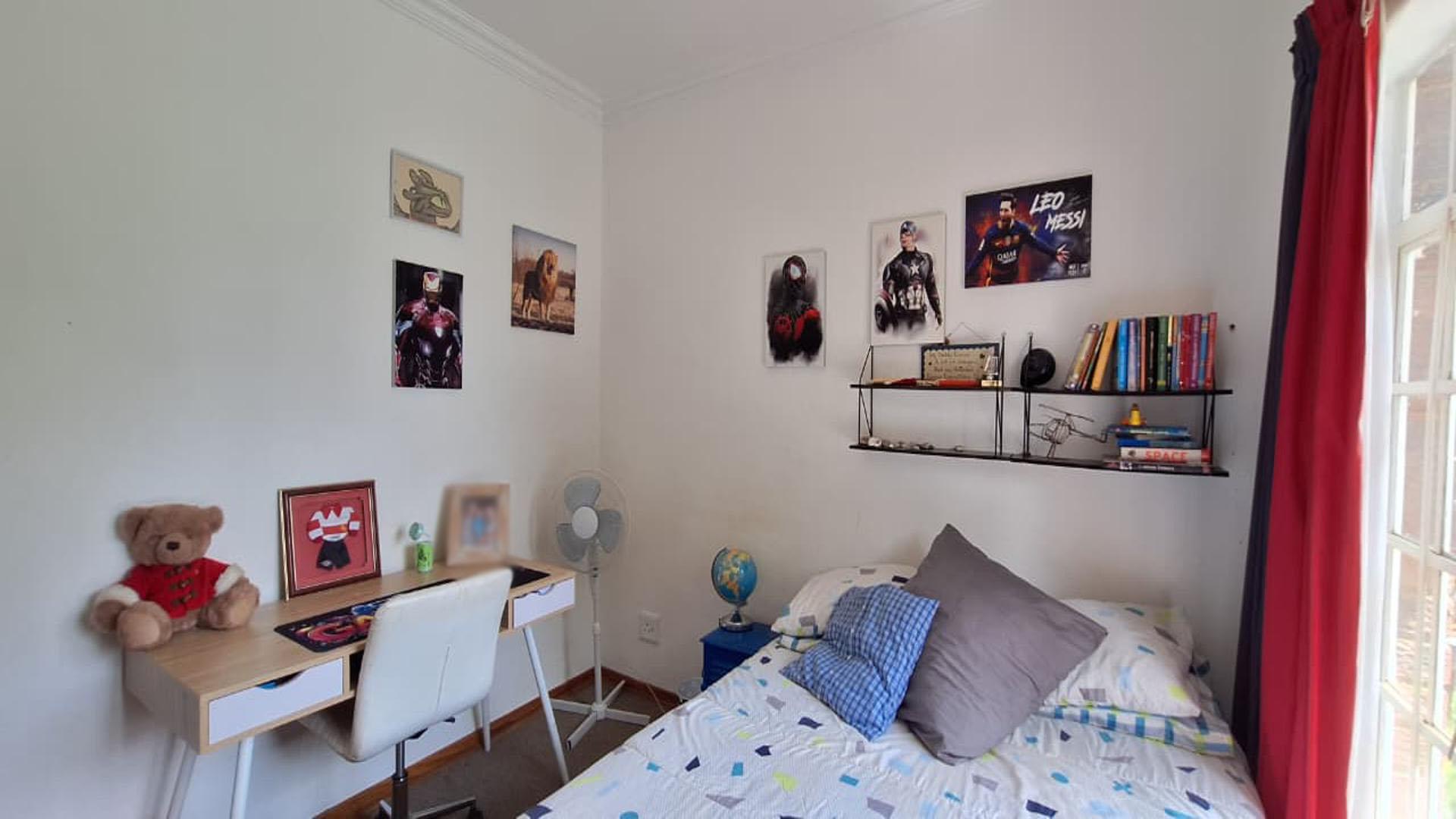 Bed Room 1 - 12 square meters of property in Weltevreden Park