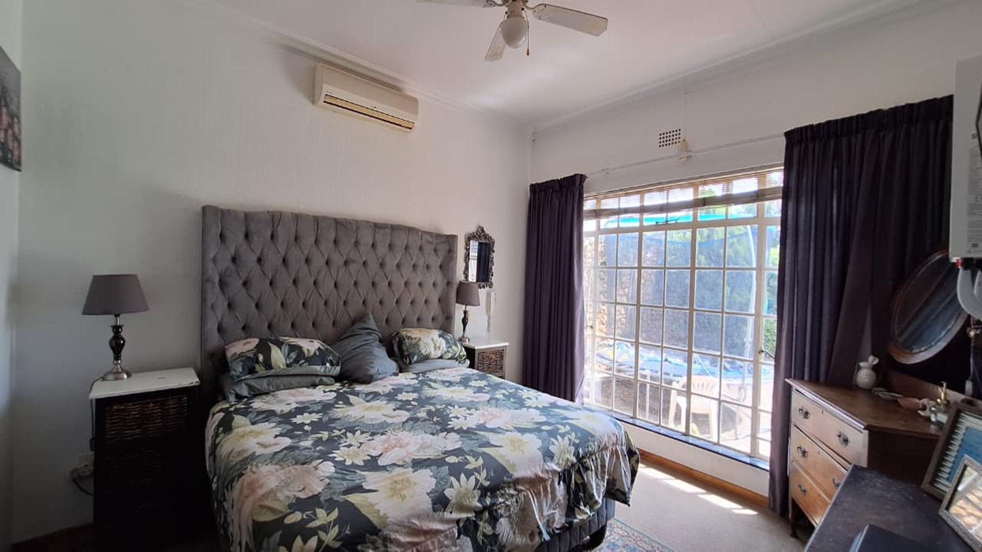 Main Bedroom - 29 square meters of property in Weltevreden Park