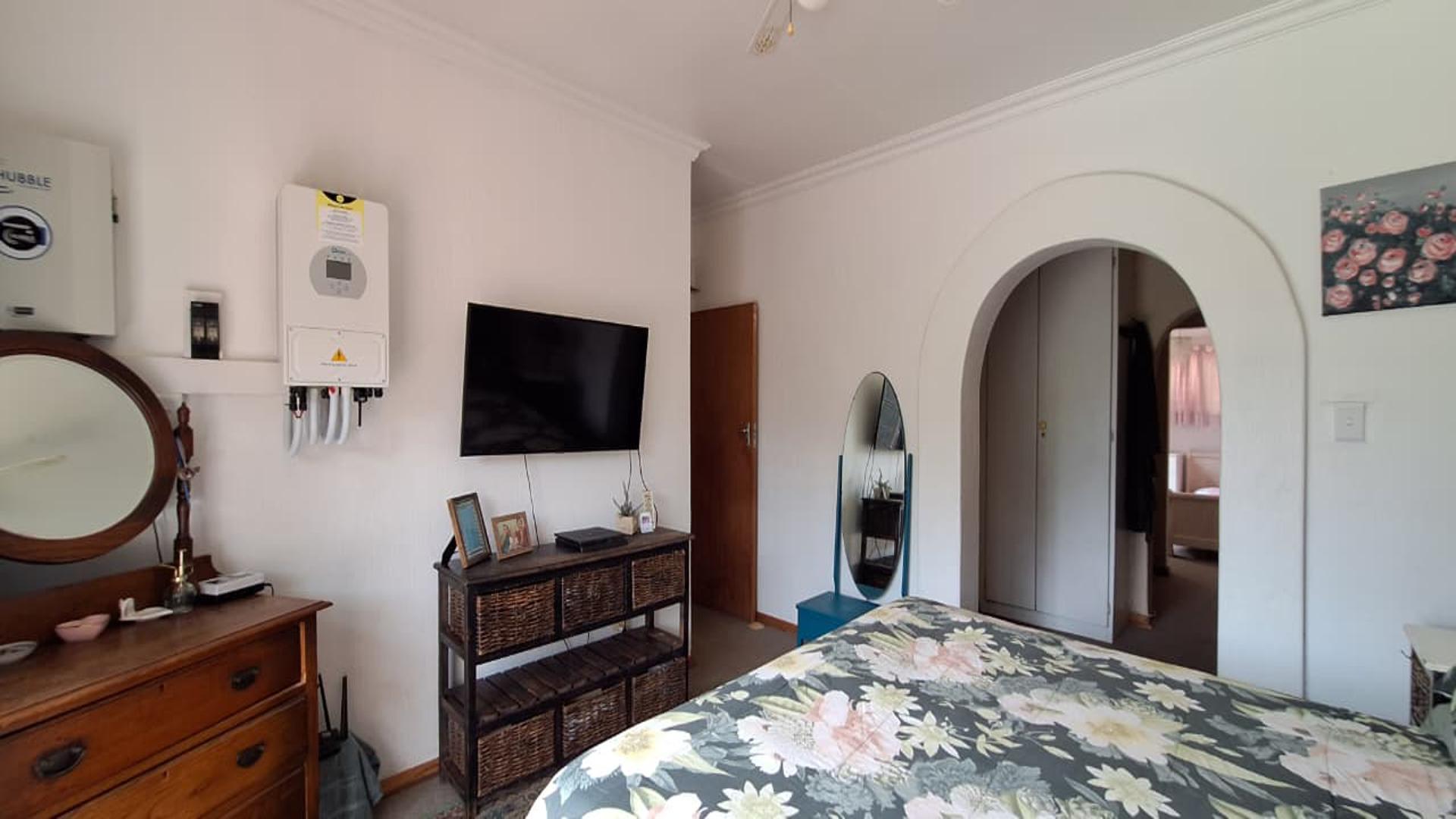 Main Bedroom - 29 square meters of property in Weltevreden Park