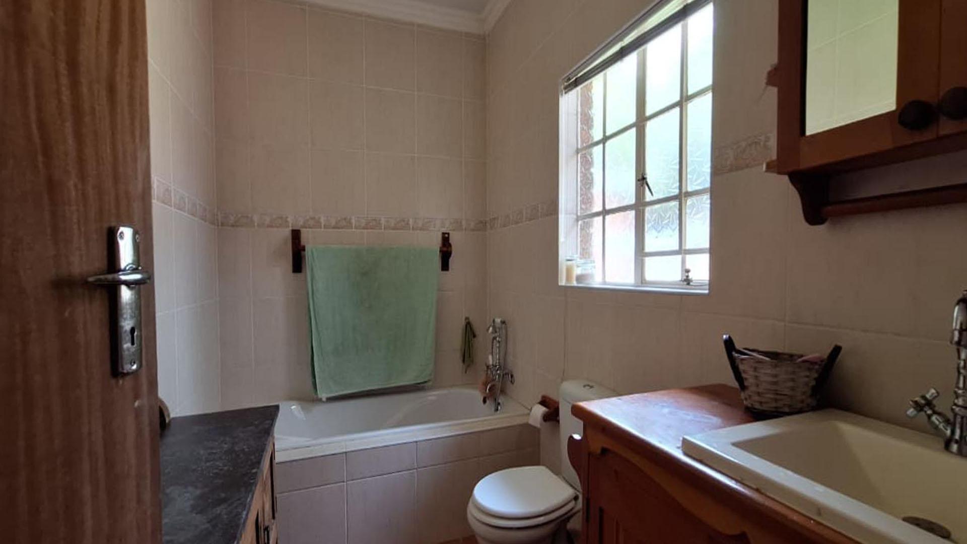 Main Bathroom - 13 square meters of property in Weltevreden Park