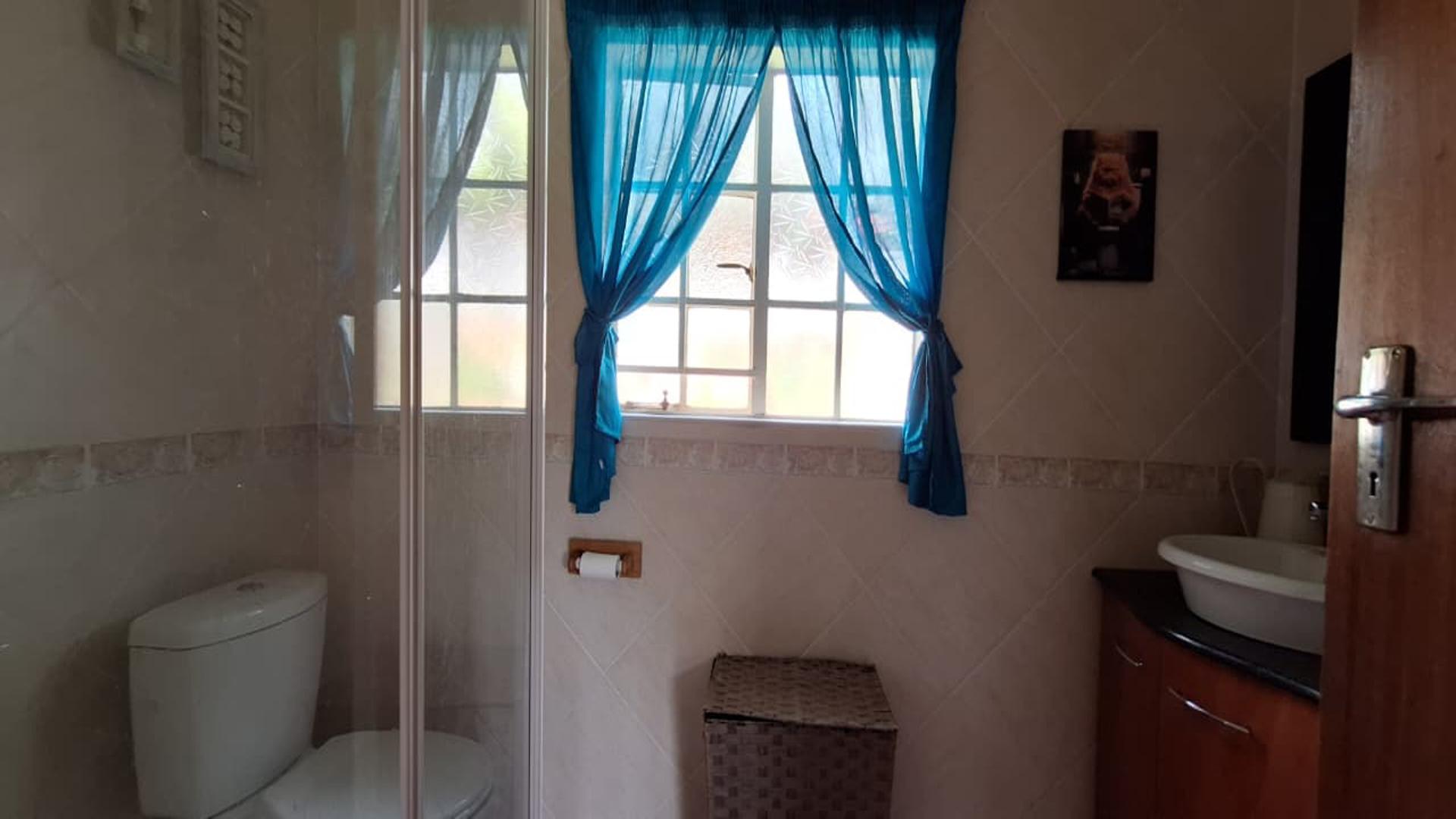 Bathroom 1 - 6 square meters of property in Weltevreden Park