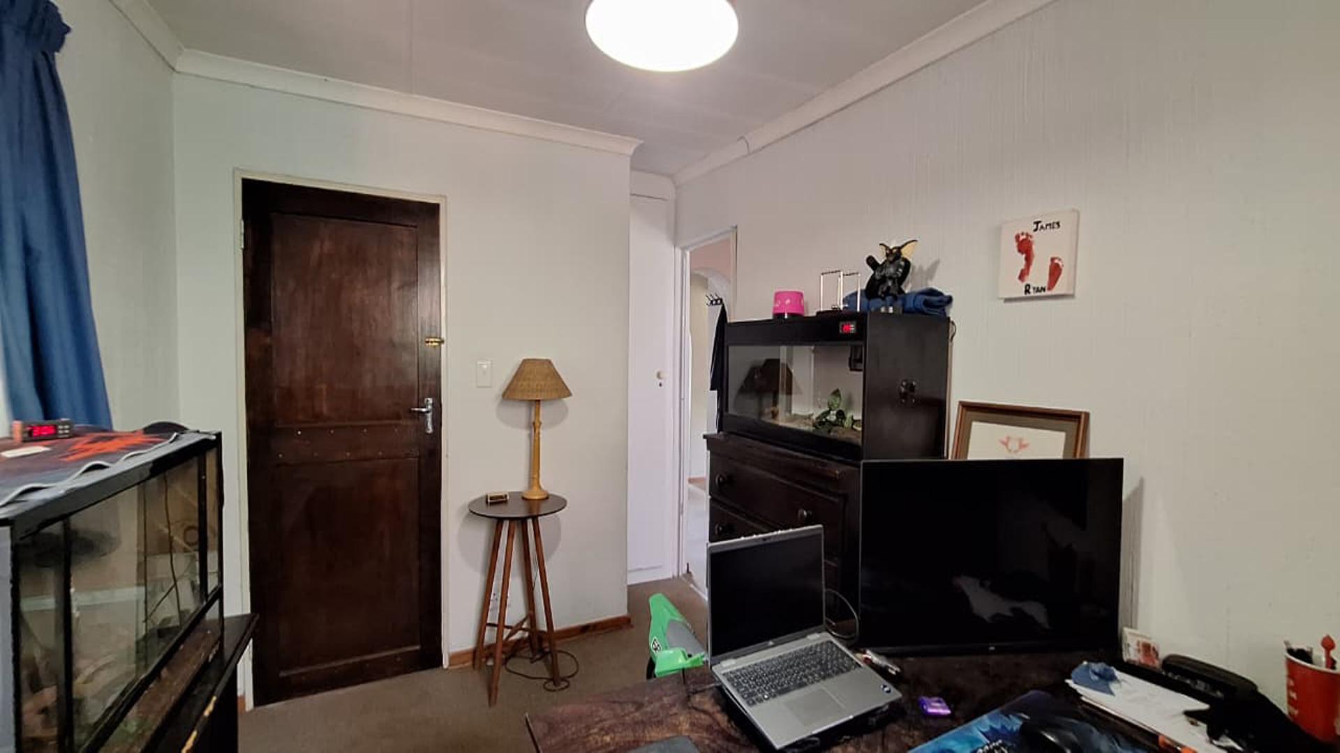 Bed Room 4 - 14 square meters of property in Weltevreden Park