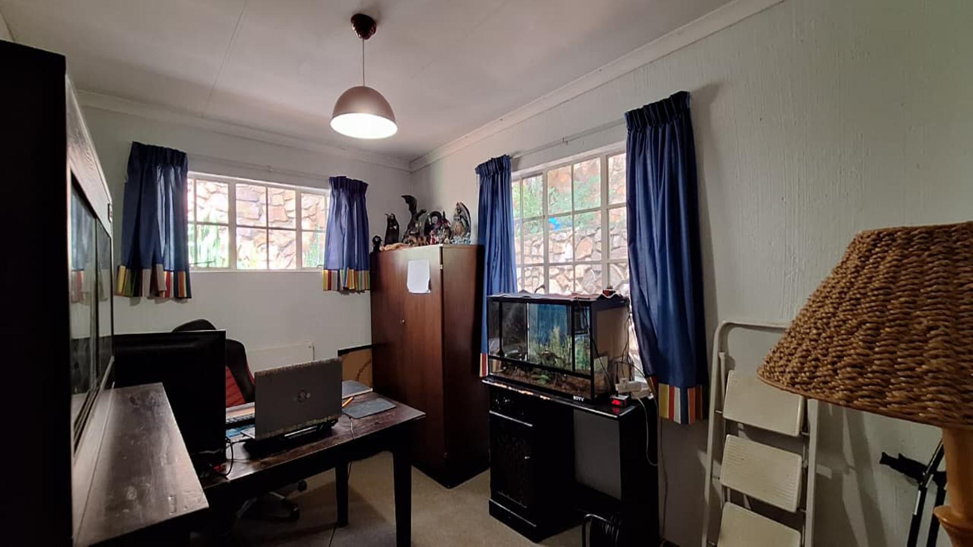 Bed Room 4 - 14 square meters of property in Weltevreden Park