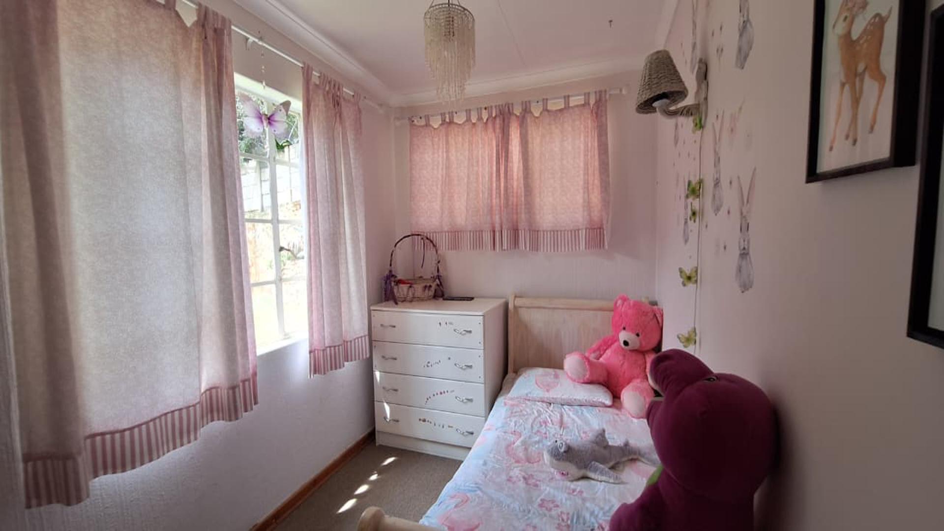Bed Room 3 - 8 square meters of property in Weltevreden Park