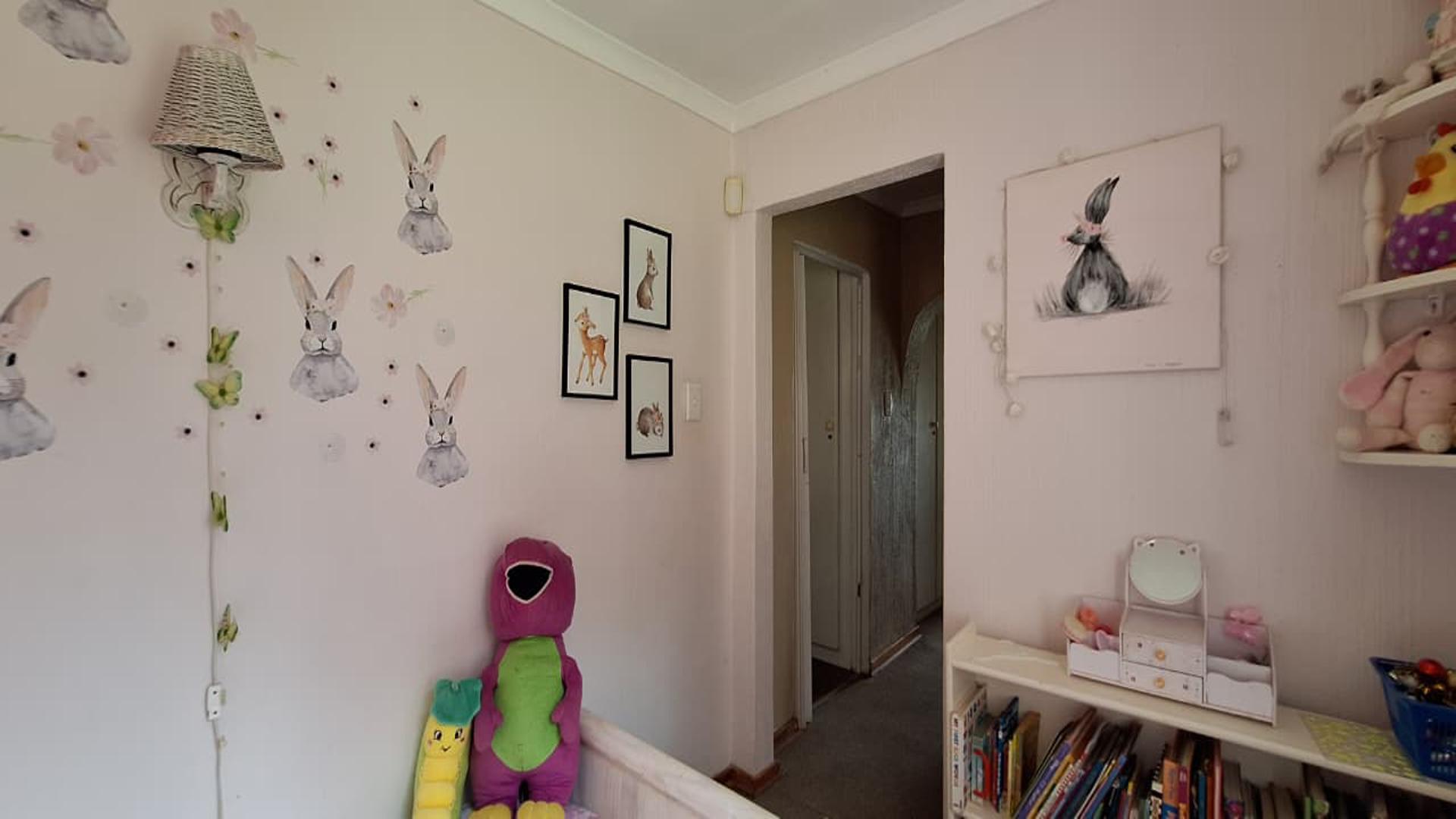 Bed Room 3 - 8 square meters of property in Weltevreden Park