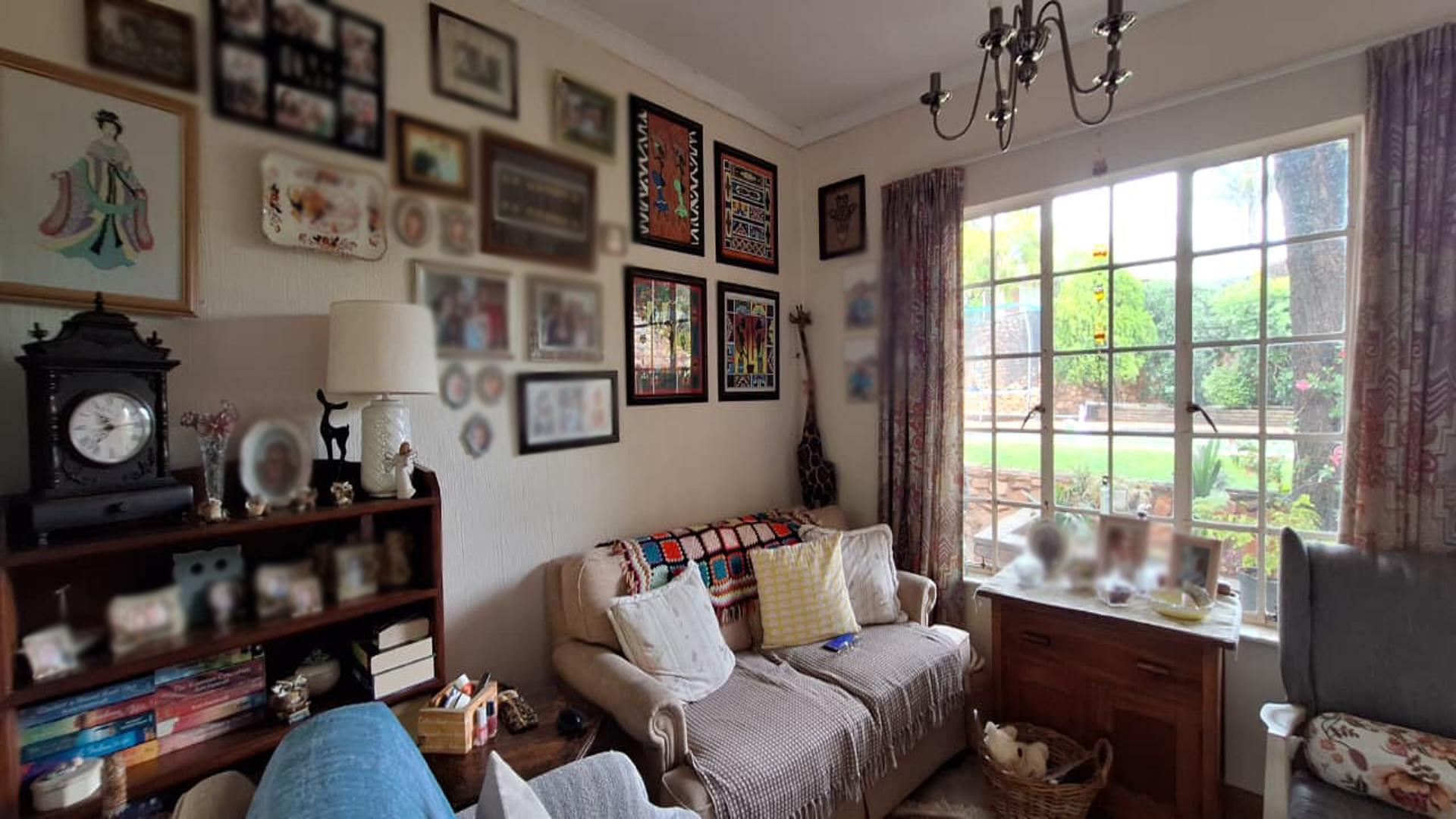 Lounges - 34 square meters of property in Weltevreden Park