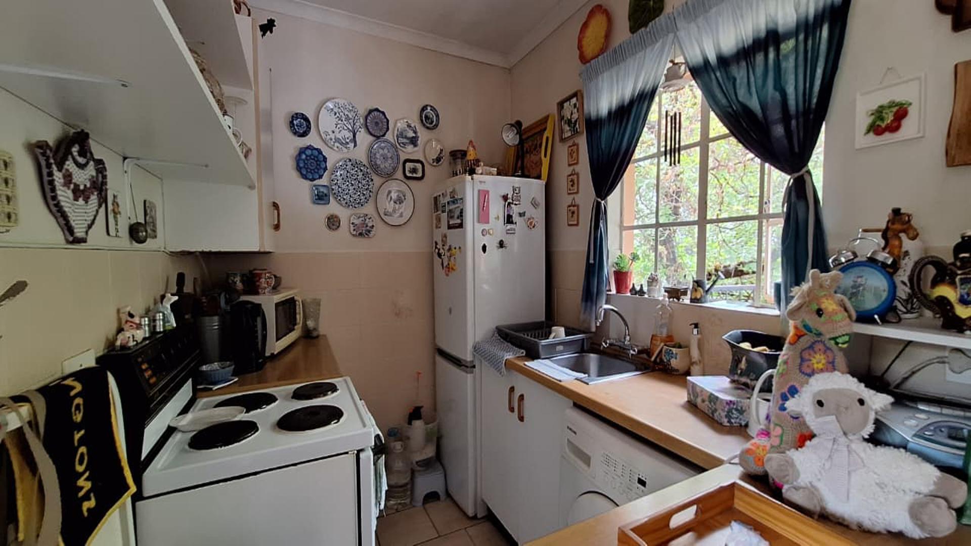 Kitchen - 24 square meters of property in Weltevreden Park