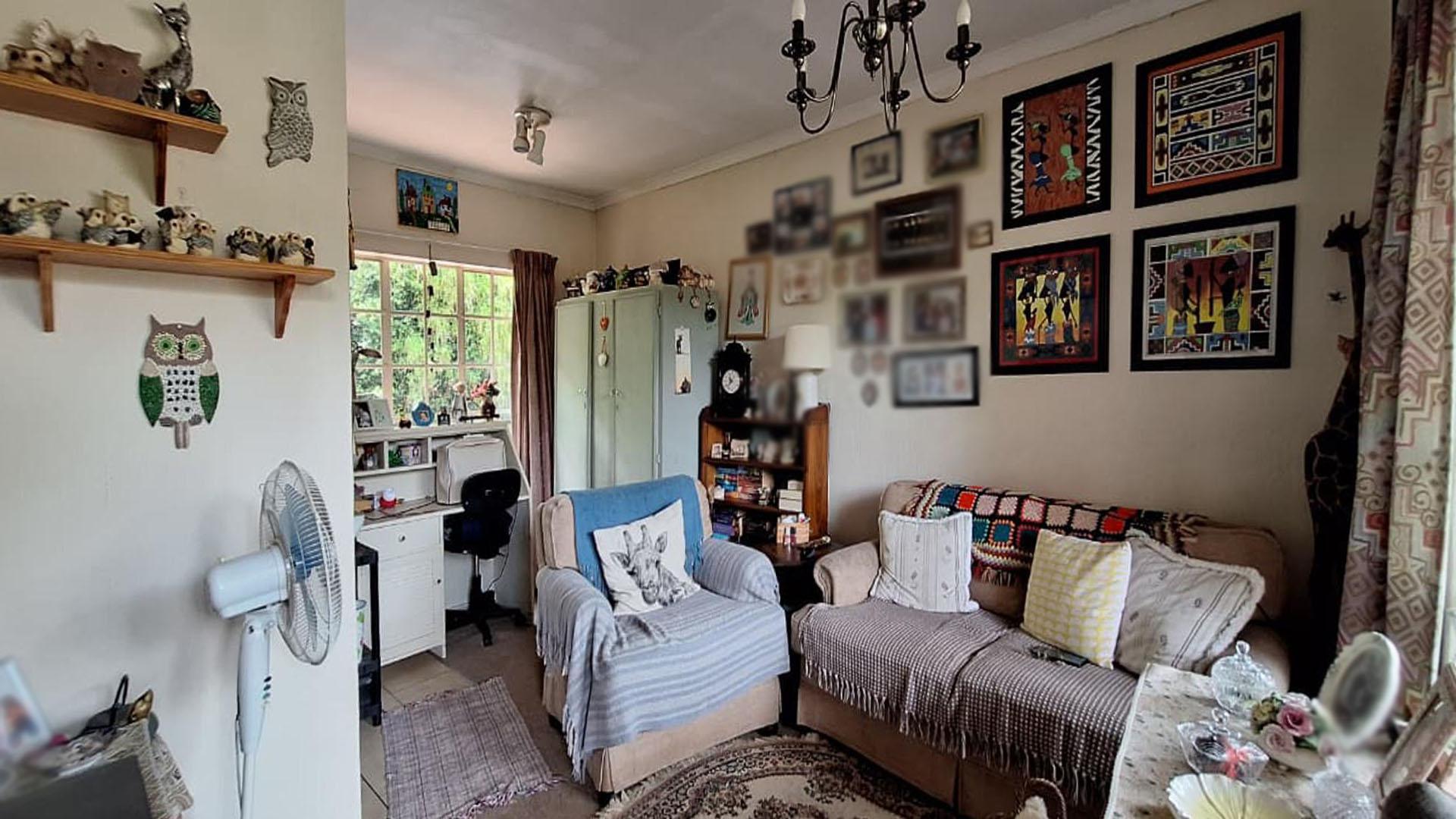 Lounges - 34 square meters of property in Weltevreden Park