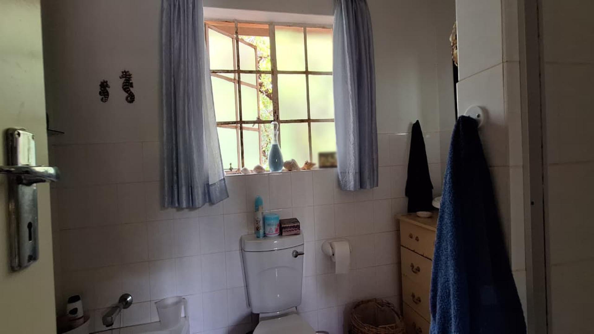 Main Bathroom - 13 square meters of property in Weltevreden Park