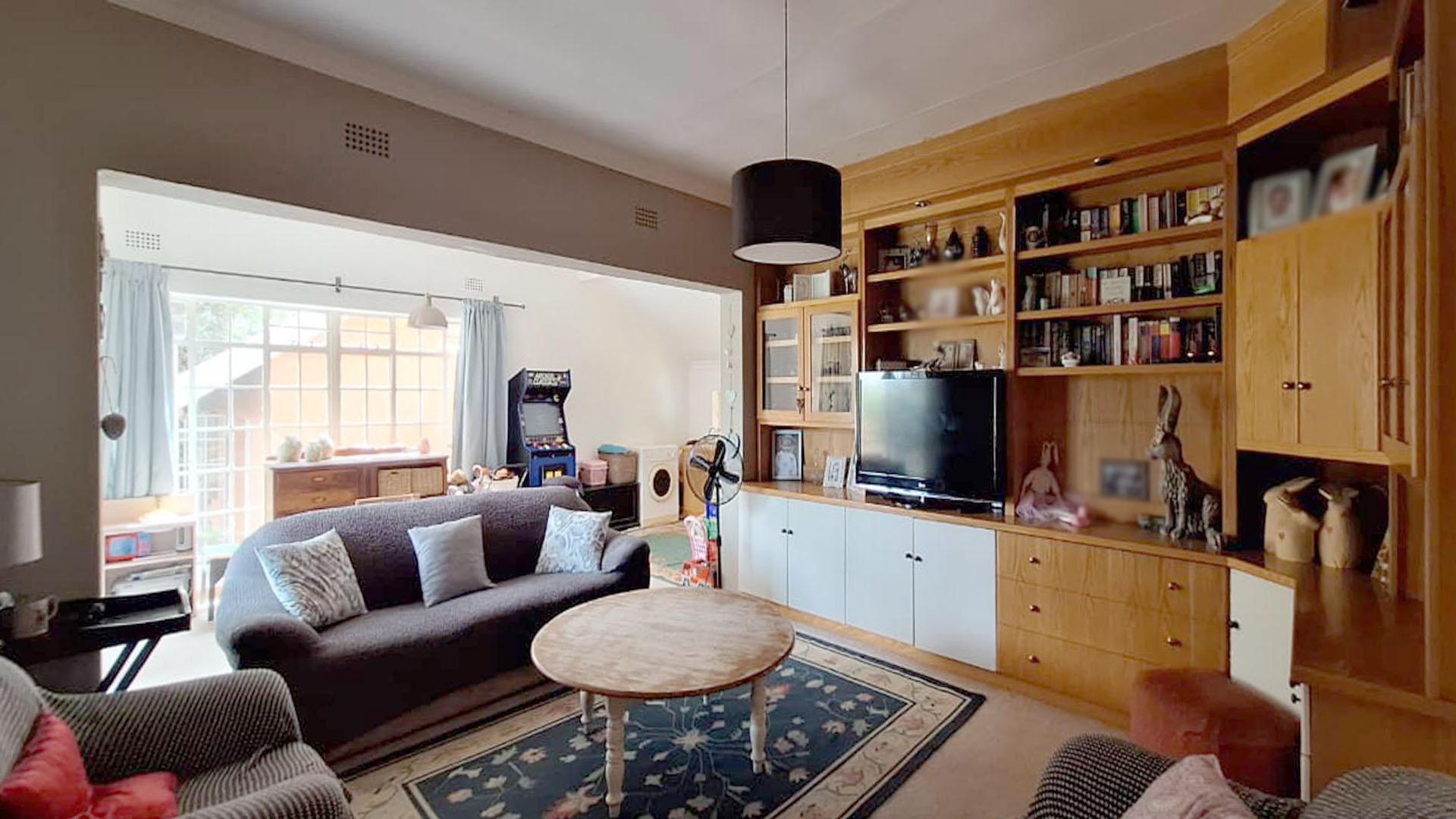 Lounges - 34 square meters of property in Weltevreden Park