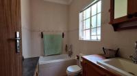 Main Bathroom - 13 square meters of property in Weltevreden Park
