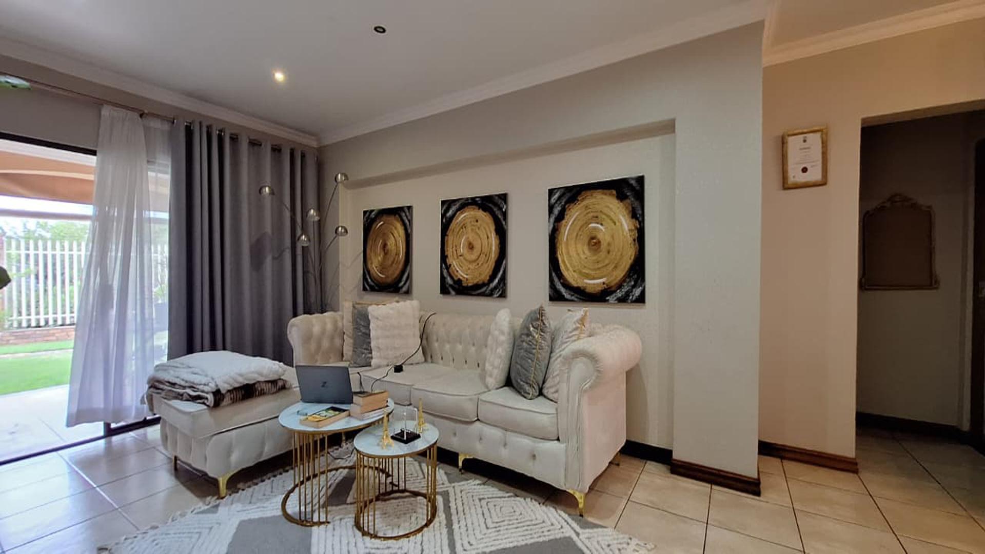 Lounges - 18 square meters of property in Primrose