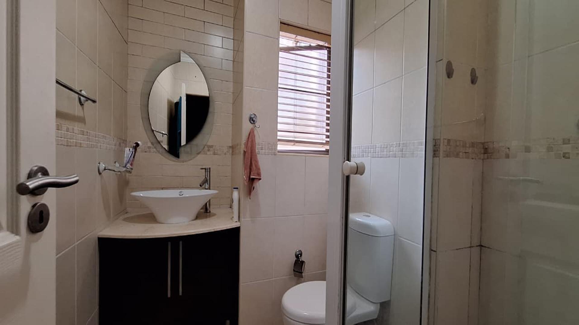 Main Bathroom - 6 square meters of property in Primrose