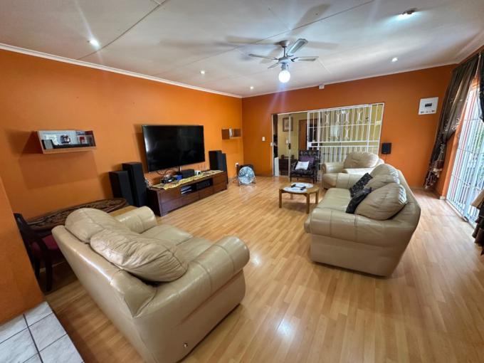 4 Bedroom House for Sale For Sale in General Albertspark - MR706668