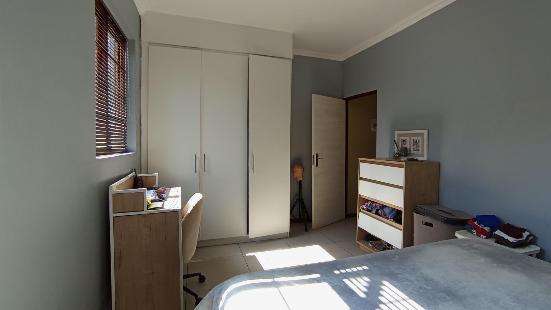 Bed Room 1 - 16 square meters of property in Equestria