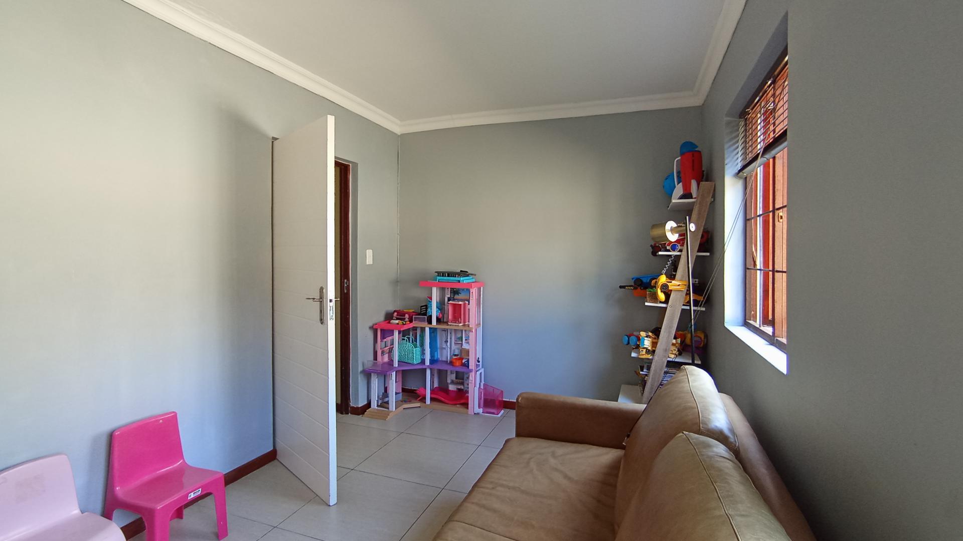 Bed Room 2 - 15 square meters of property in Equestria