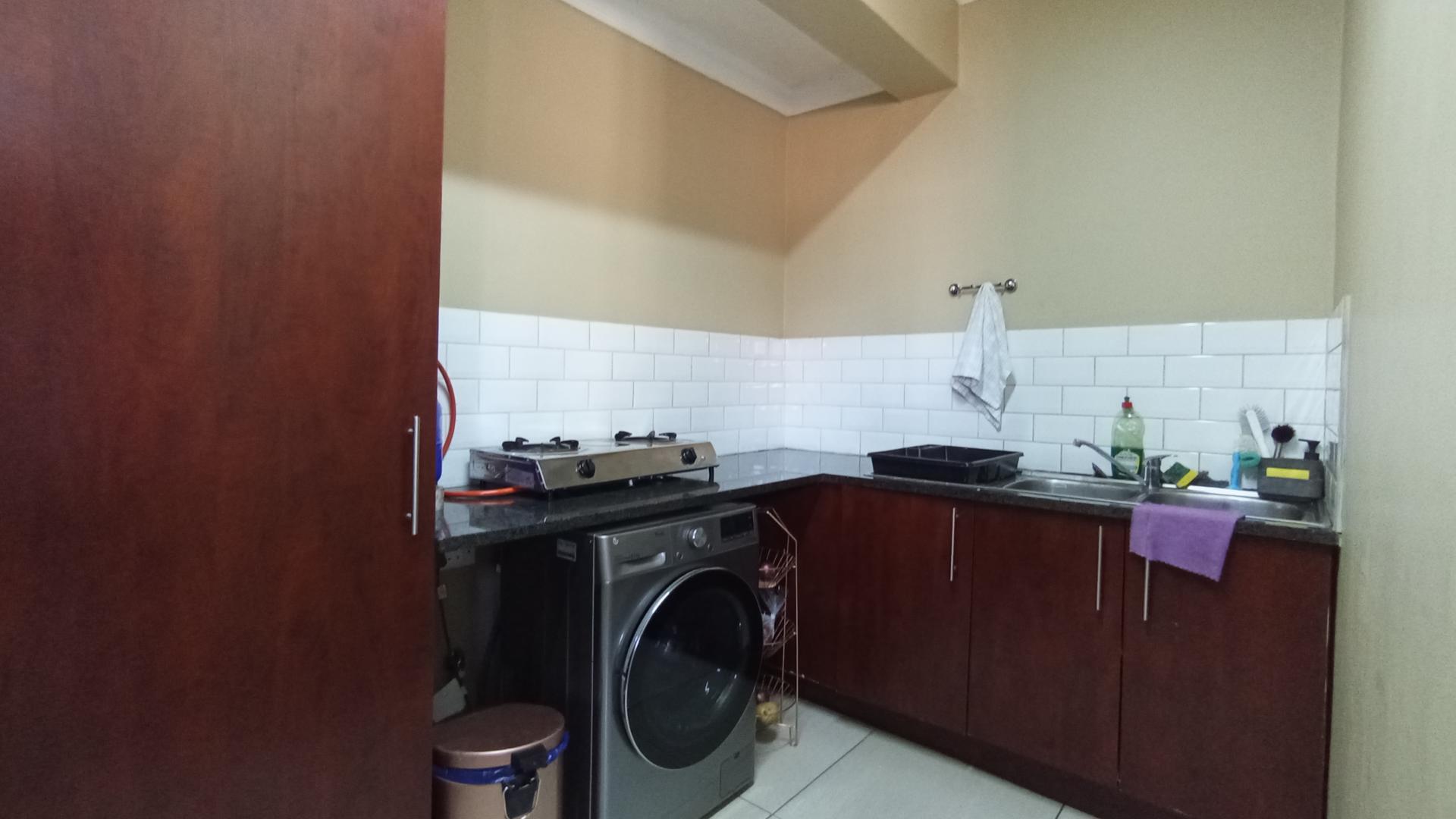 Kitchen - 17 square meters of property in Equestria