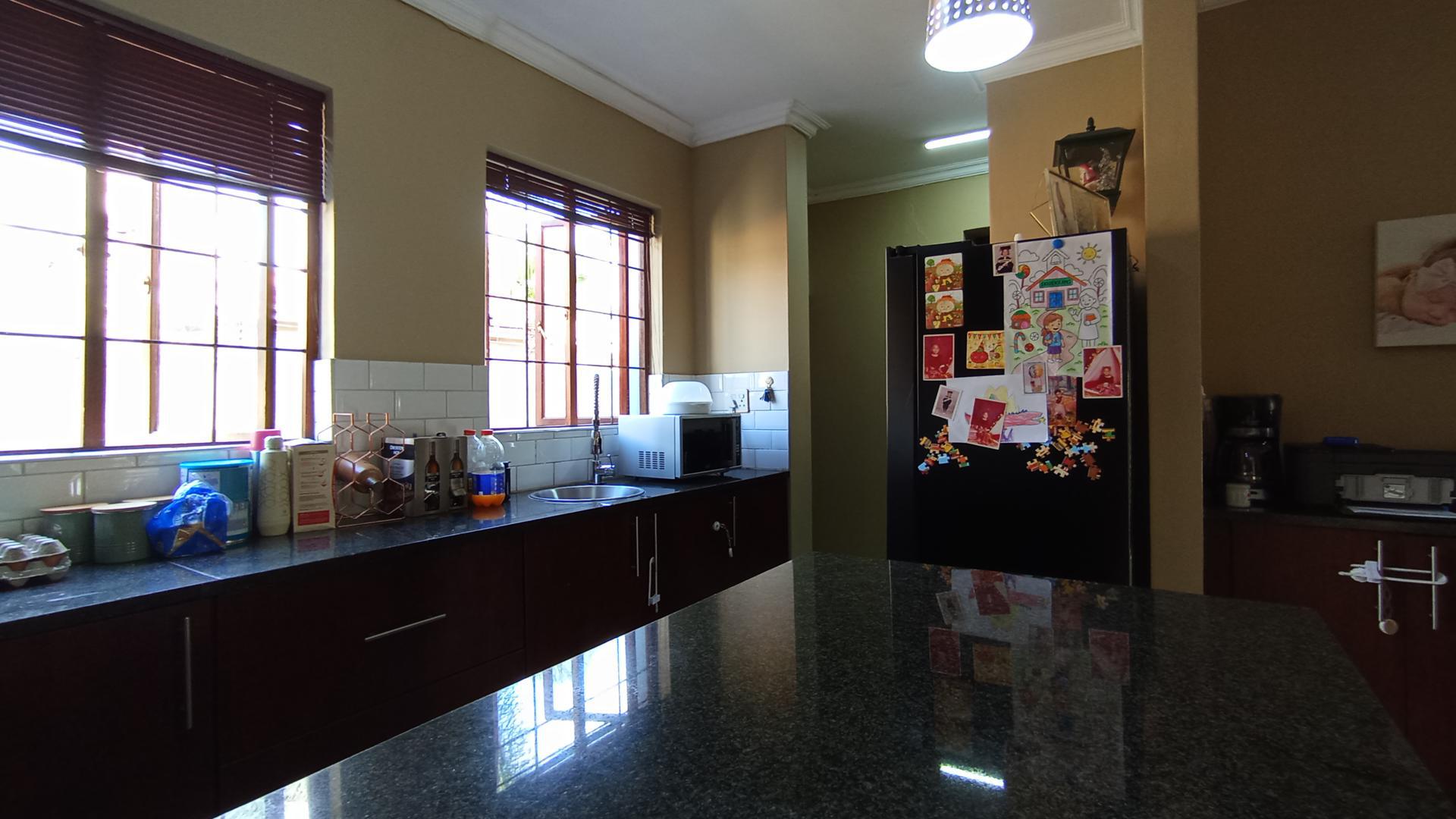 Kitchen - 17 square meters of property in Equestria