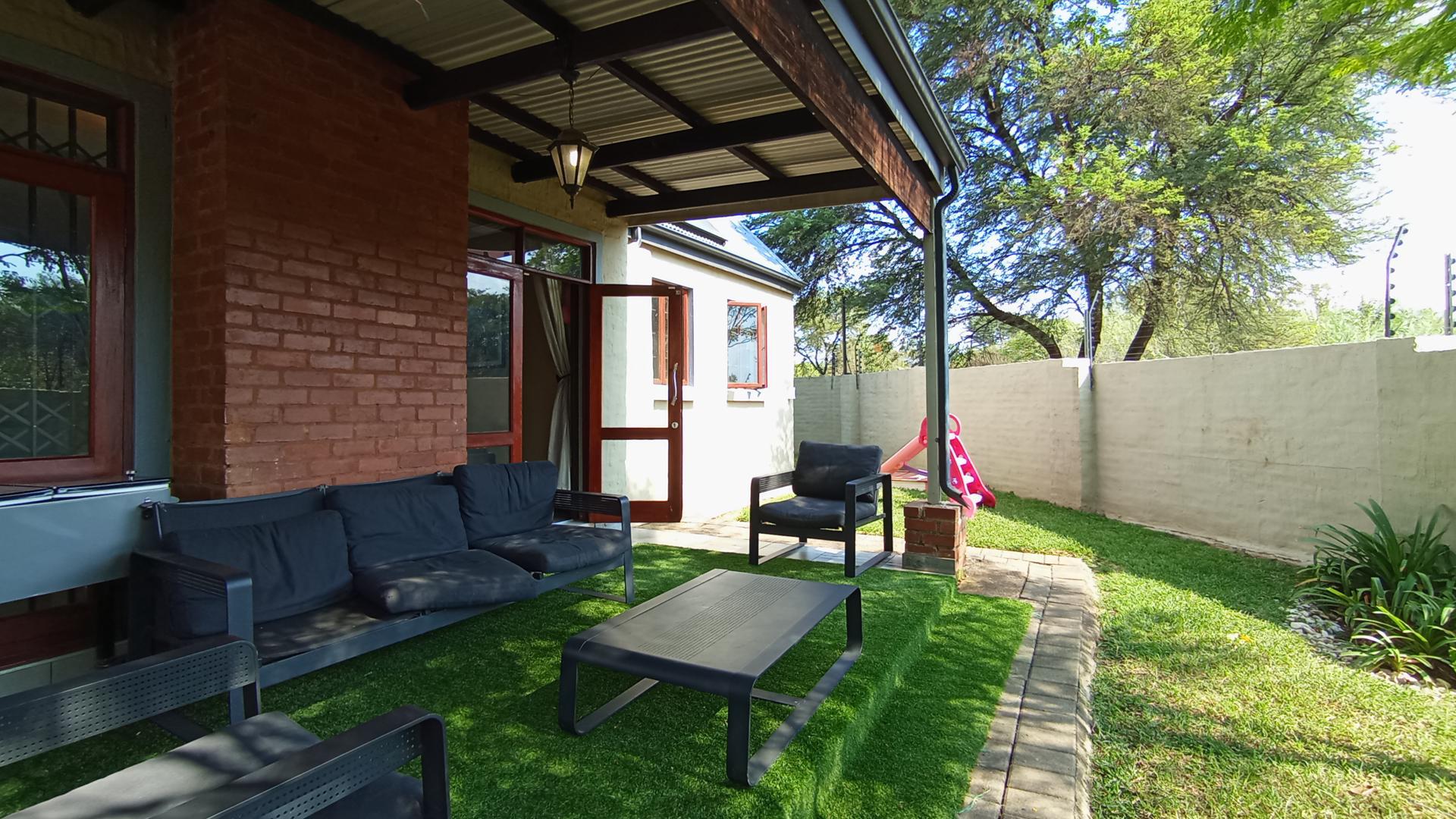 Patio - 16 square meters of property in Equestria