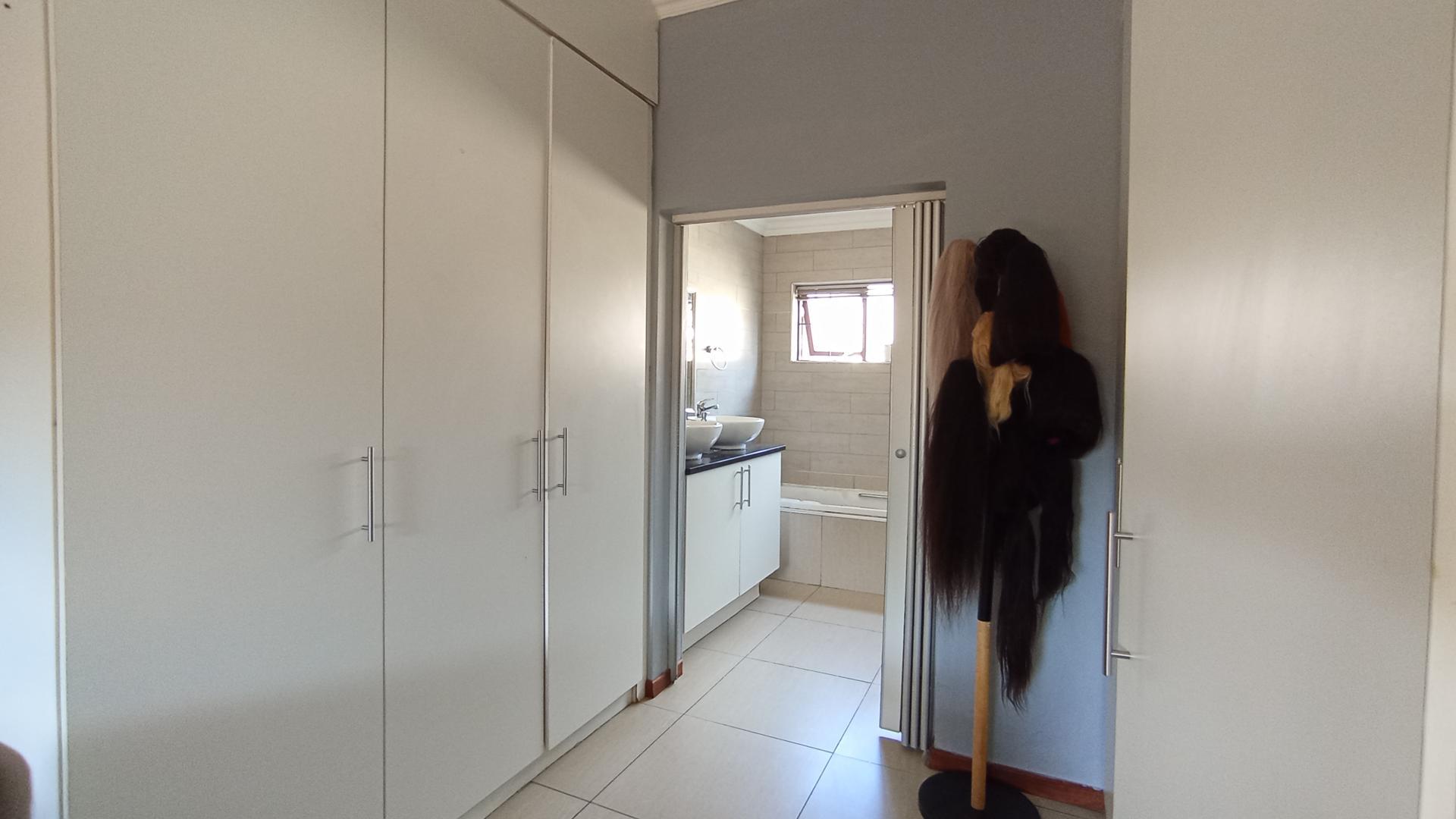 Main Bedroom - 24 square meters of property in Equestria