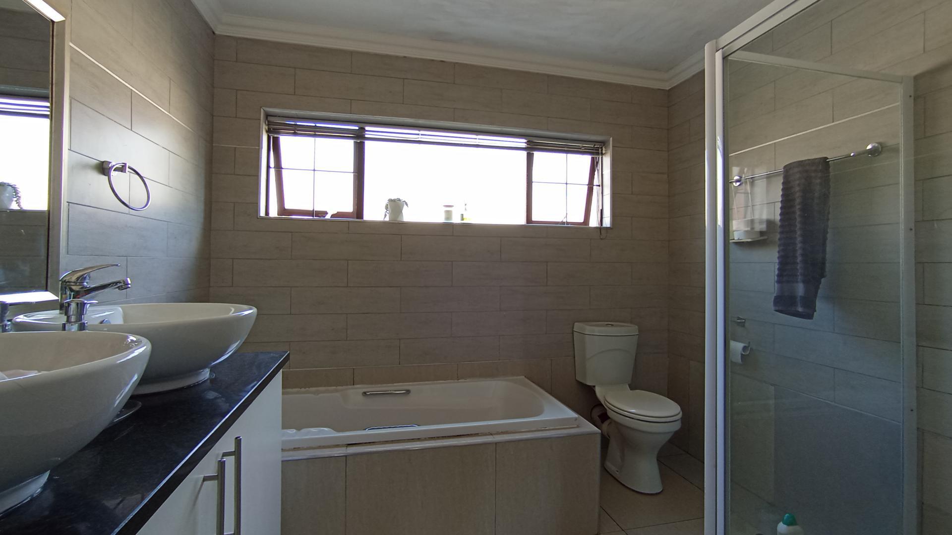 Main Bathroom - 7 square meters of property in Equestria