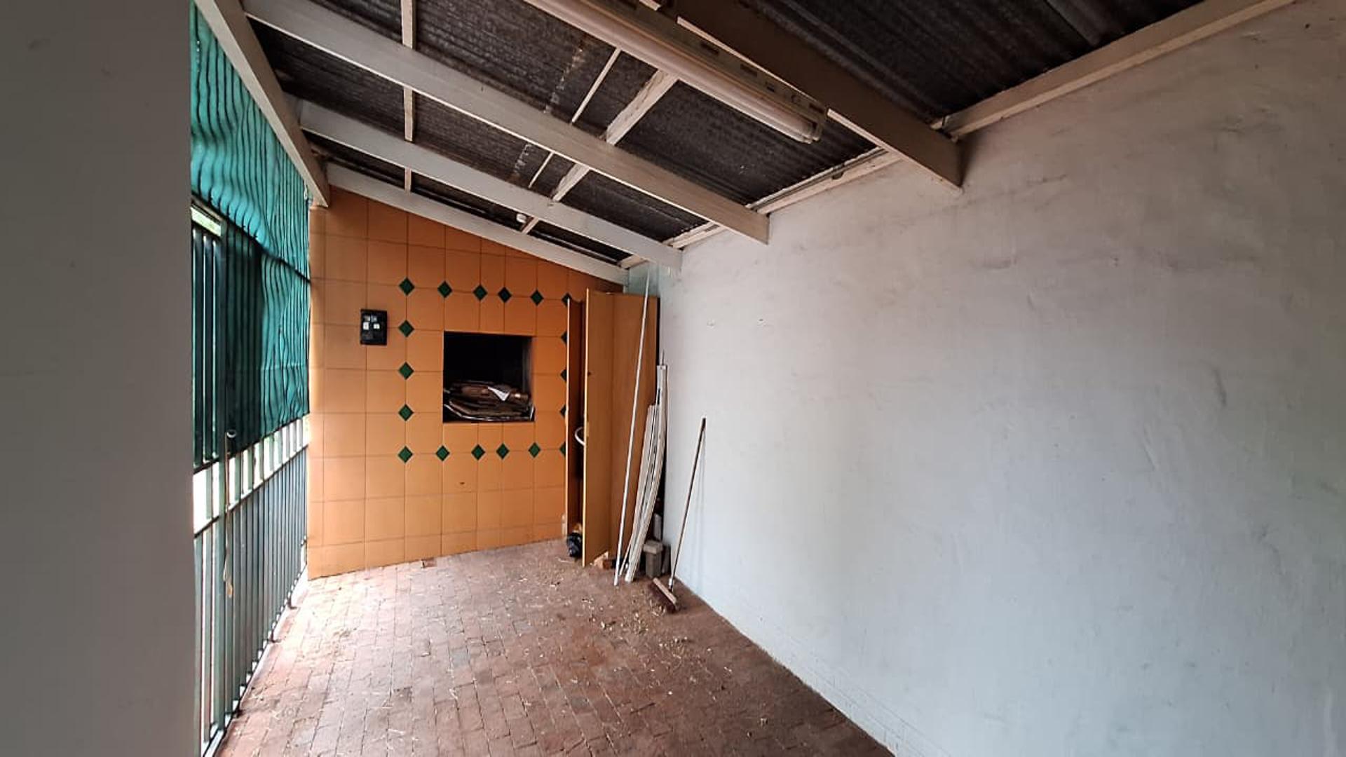 Garage - 61 square meters of property in Westdene (JHB)