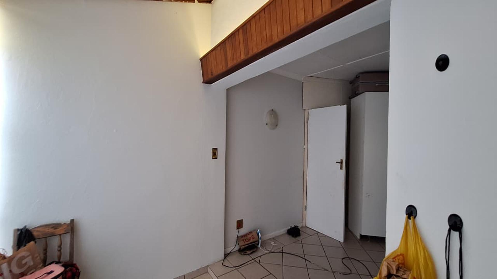 Lounges - 25 square meters of property in Westdene (JHB)