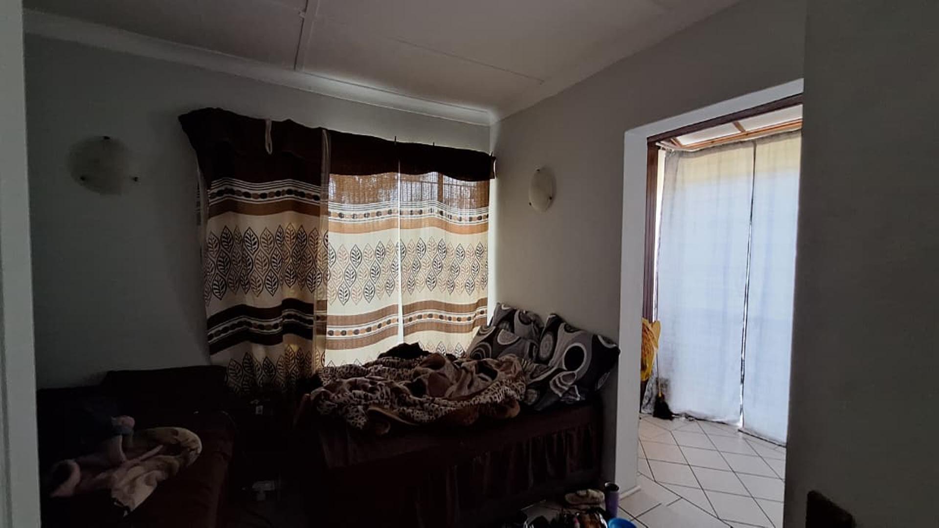 Lounges - 25 square meters of property in Westdene (JHB)
