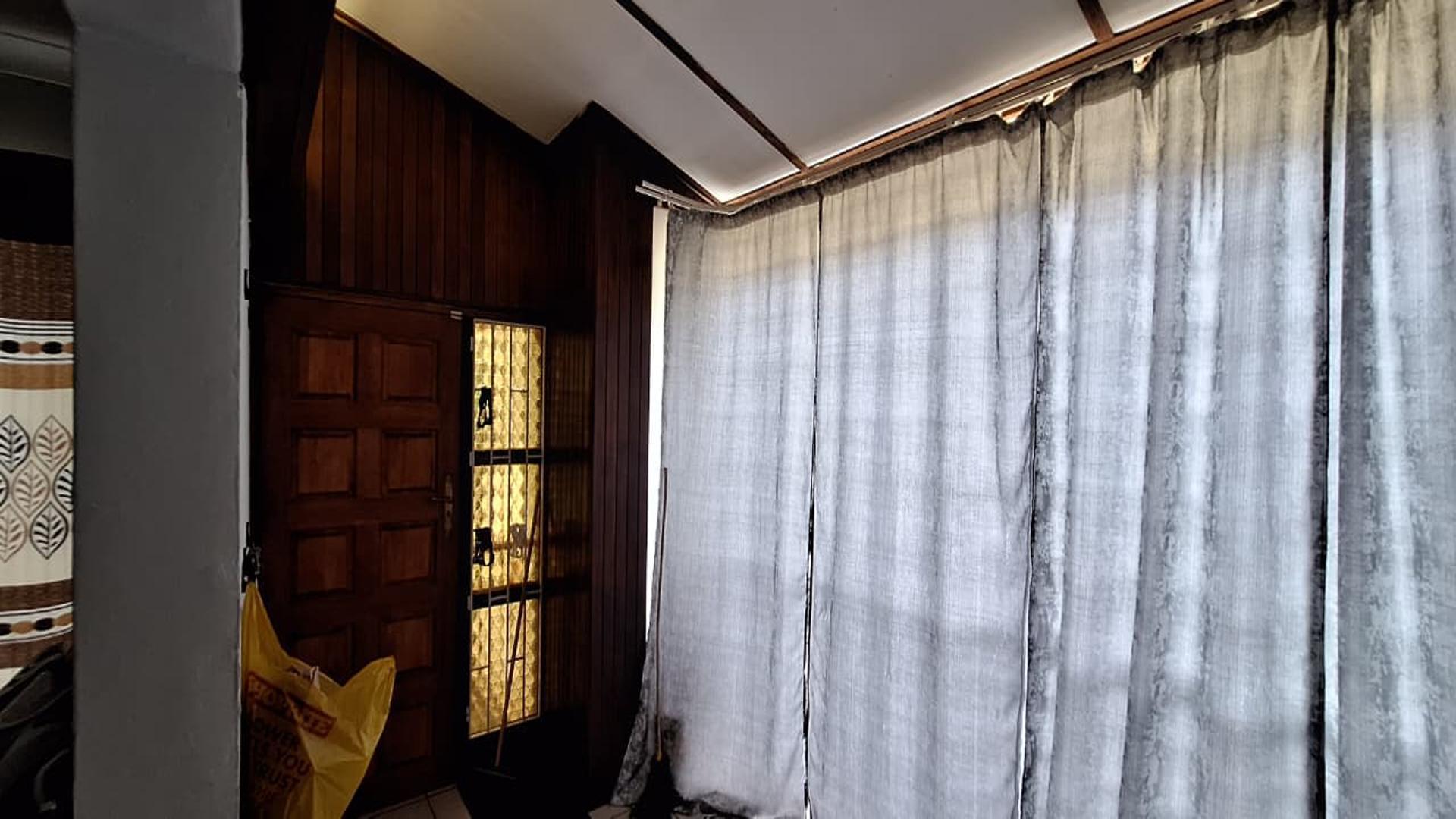 Lounges - 25 square meters of property in Westdene (JHB)