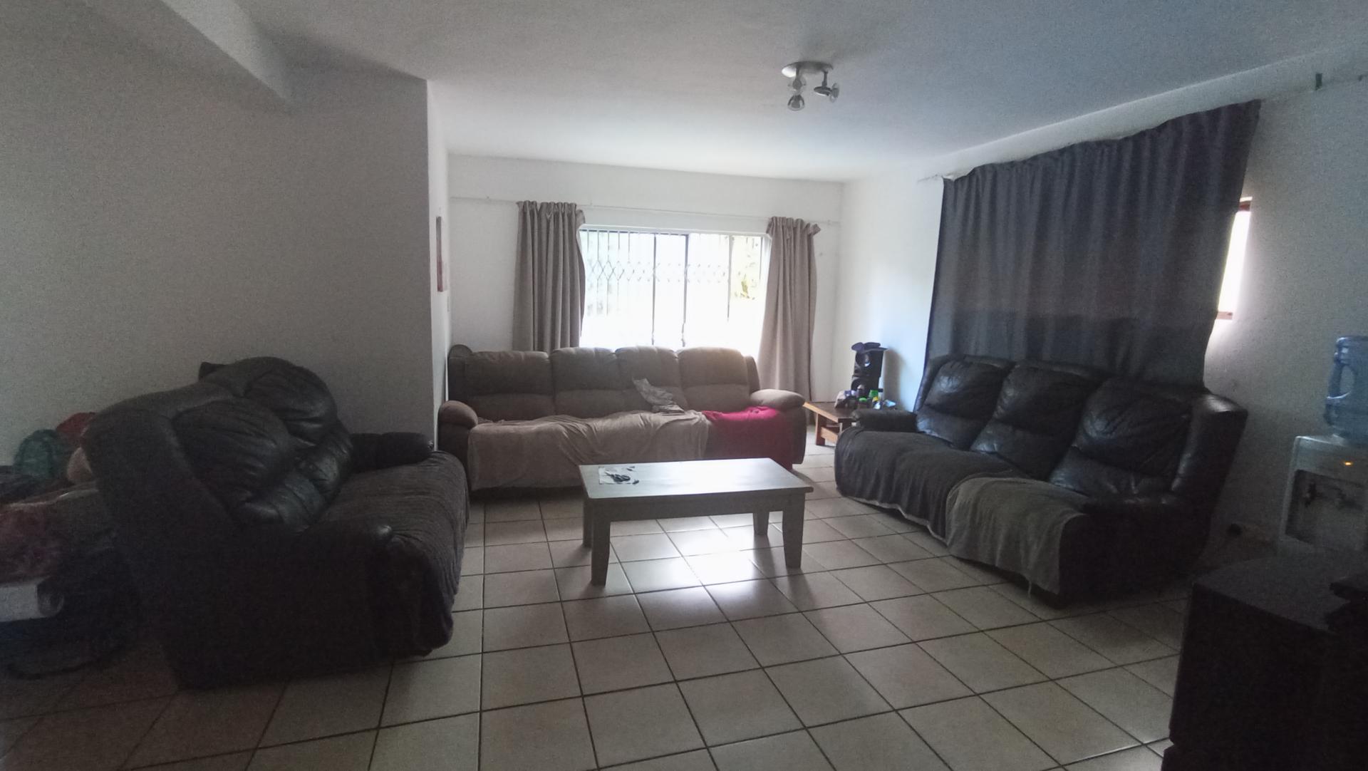 Lounges - 28 square meters of property in Trafalgar