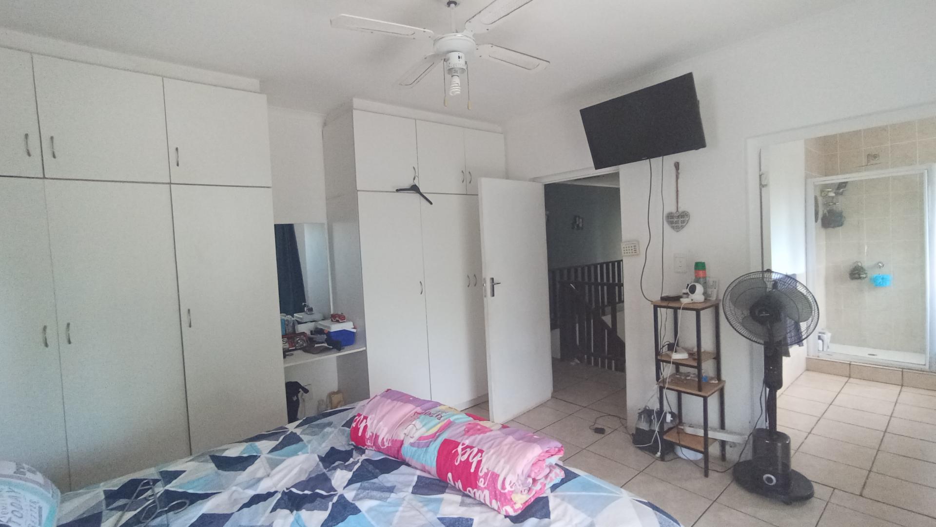 Bed Room 1 - 15 square meters of property in Trafalgar