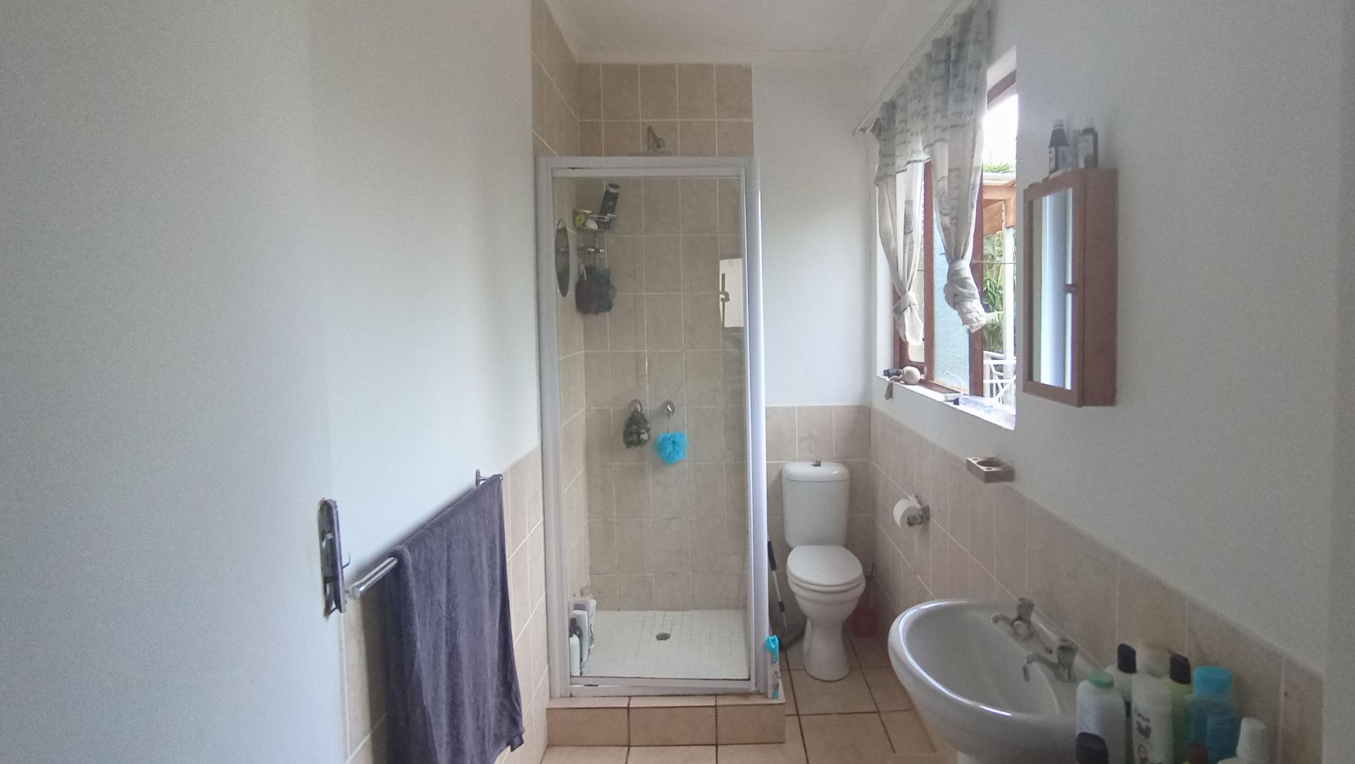 Bathroom 1 - 6 square meters of property in Trafalgar