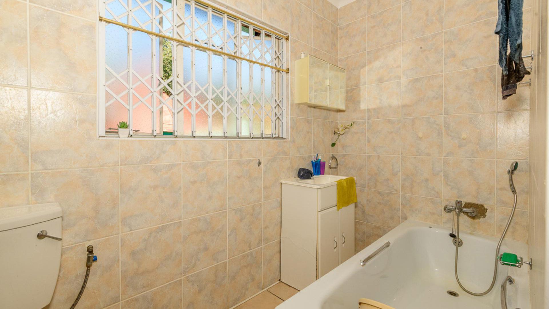 Bathroom 1 of property in Klerksdorp