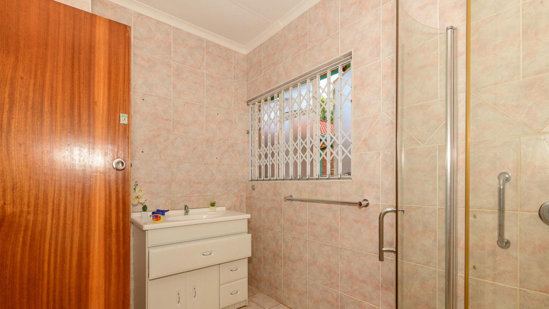 Bathroom 2 of property in Klerksdorp