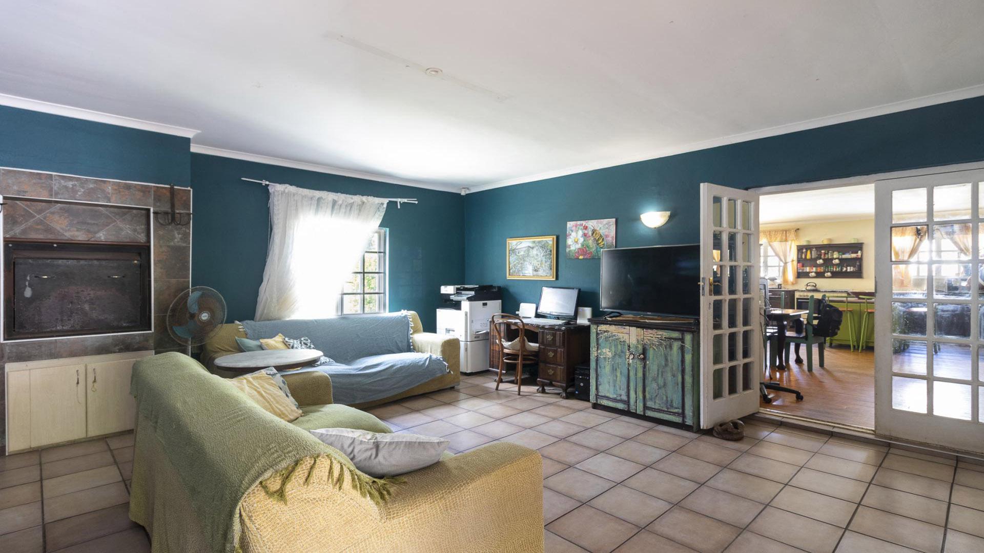 Lounges of property in East Bank