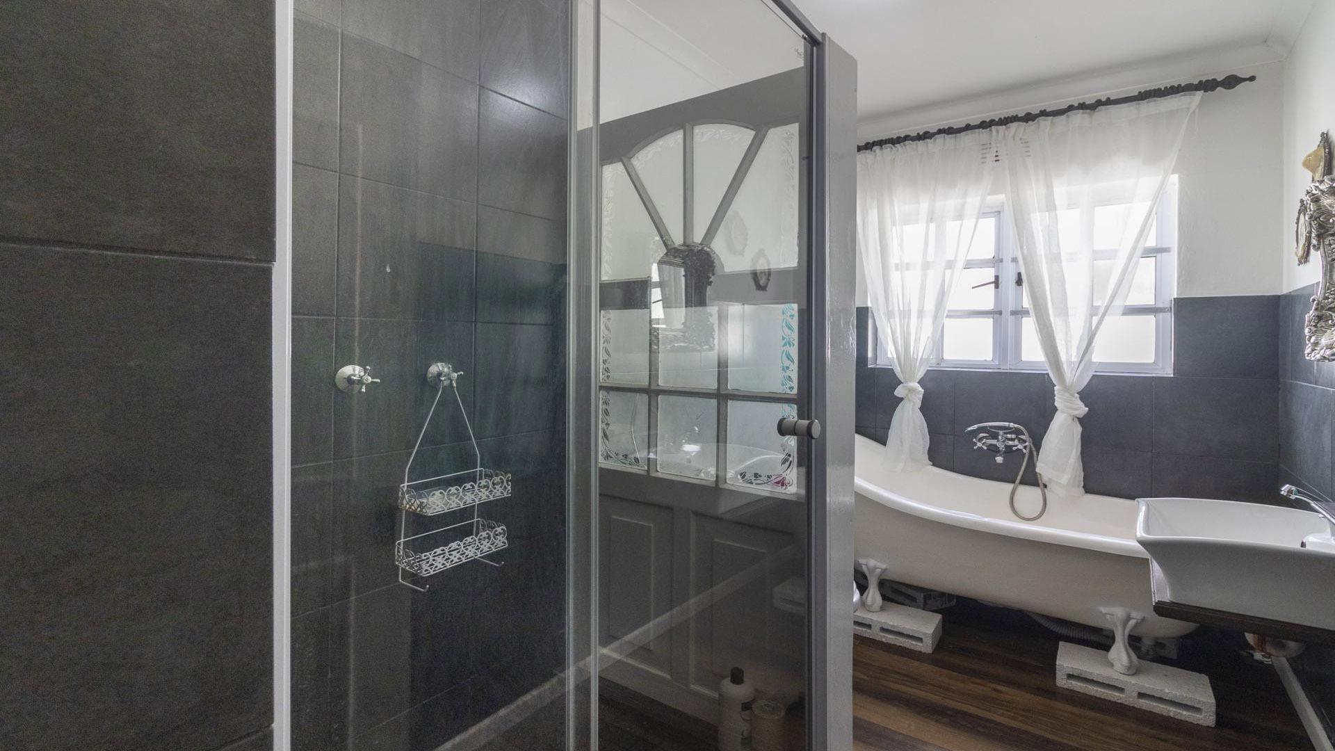 Bathroom 1 of property in East Bank