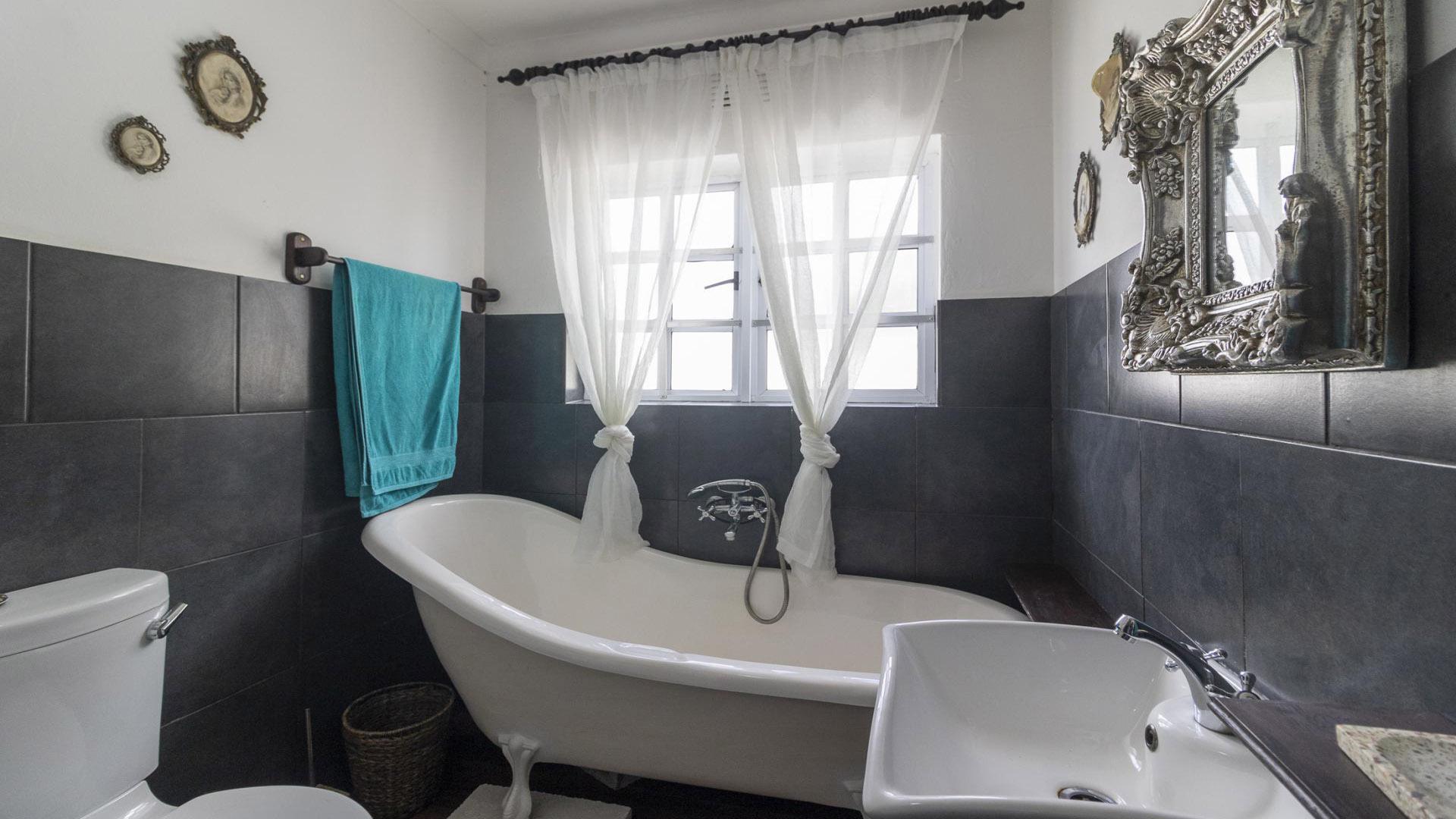 Bathroom 1 of property in East Bank