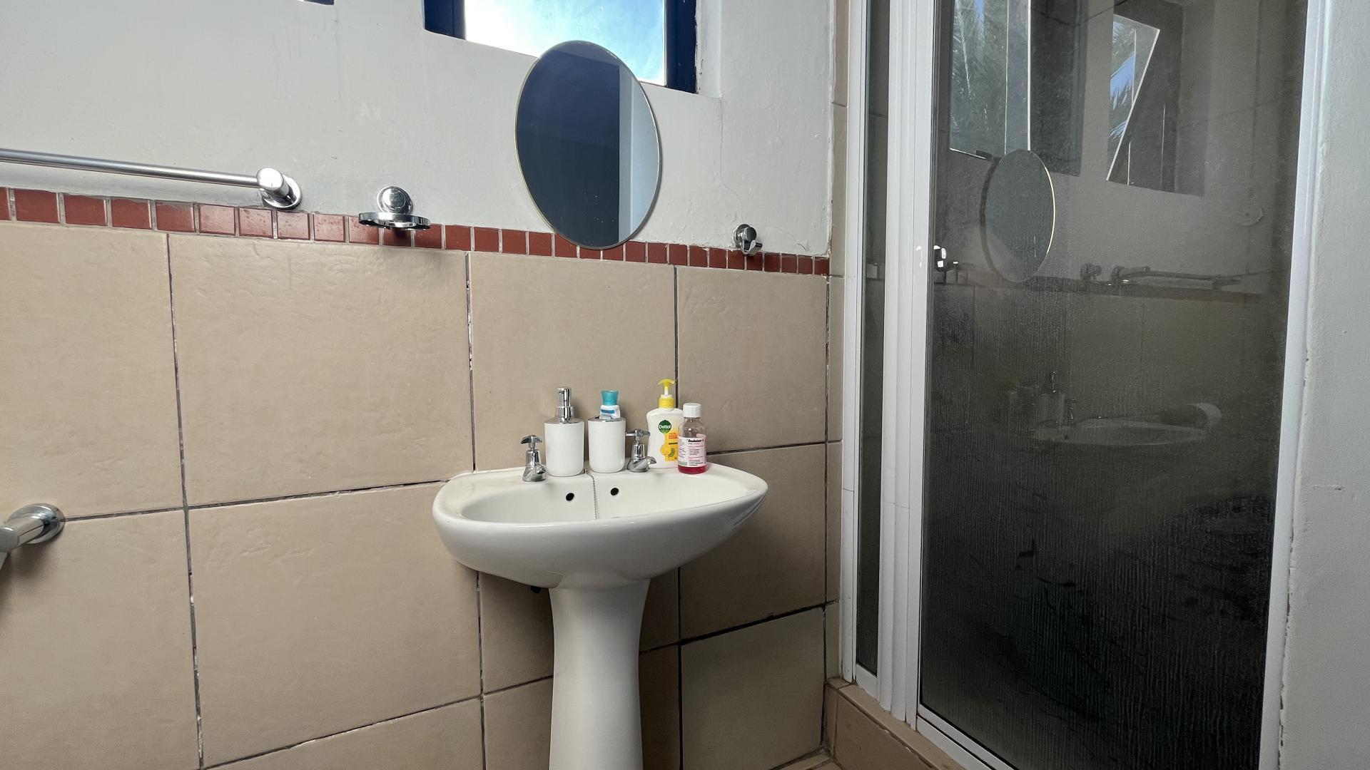 Bathroom 1 of property in Willows