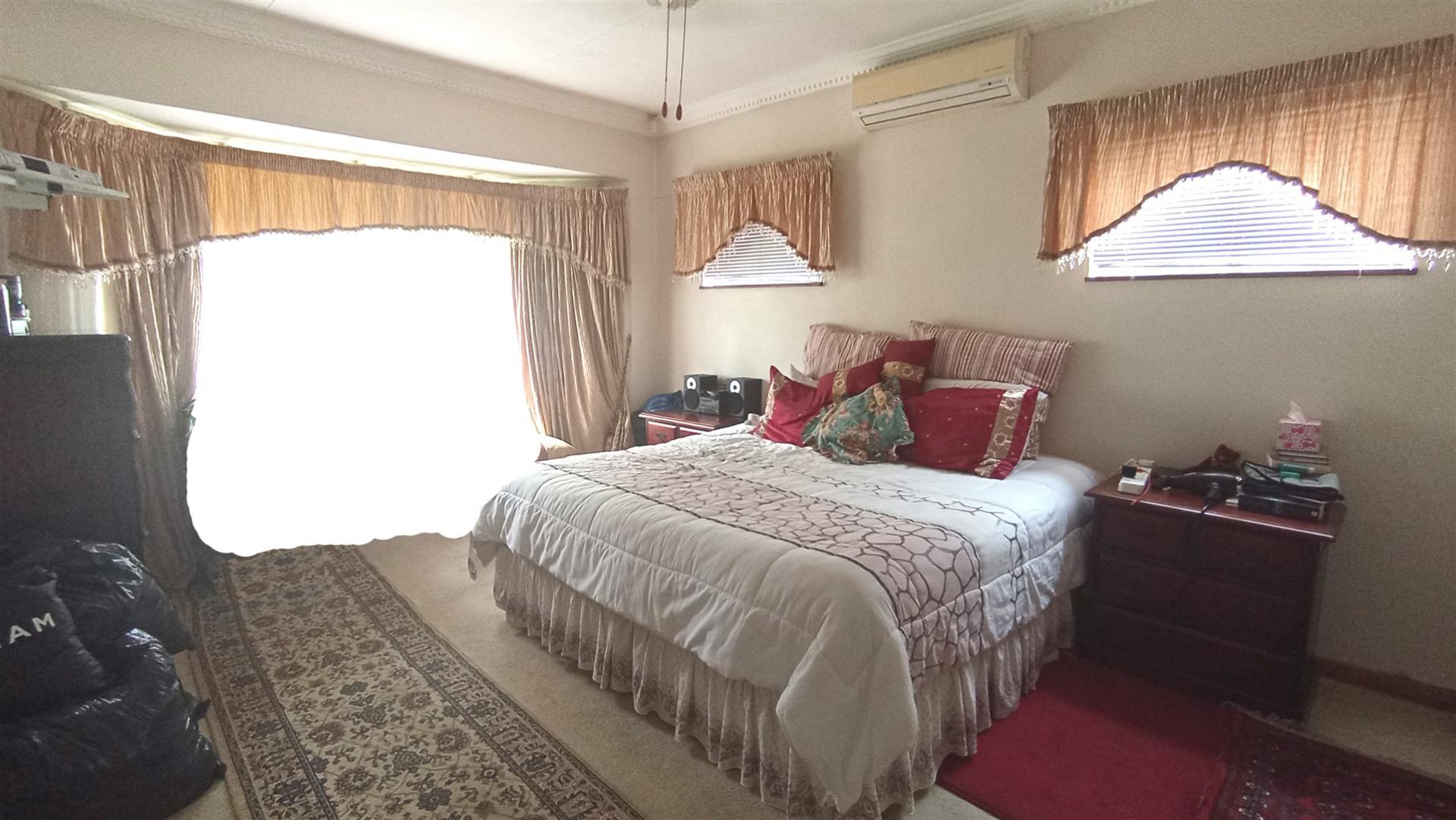 Main Bedroom - 21 square meters of property in Ferncliffe