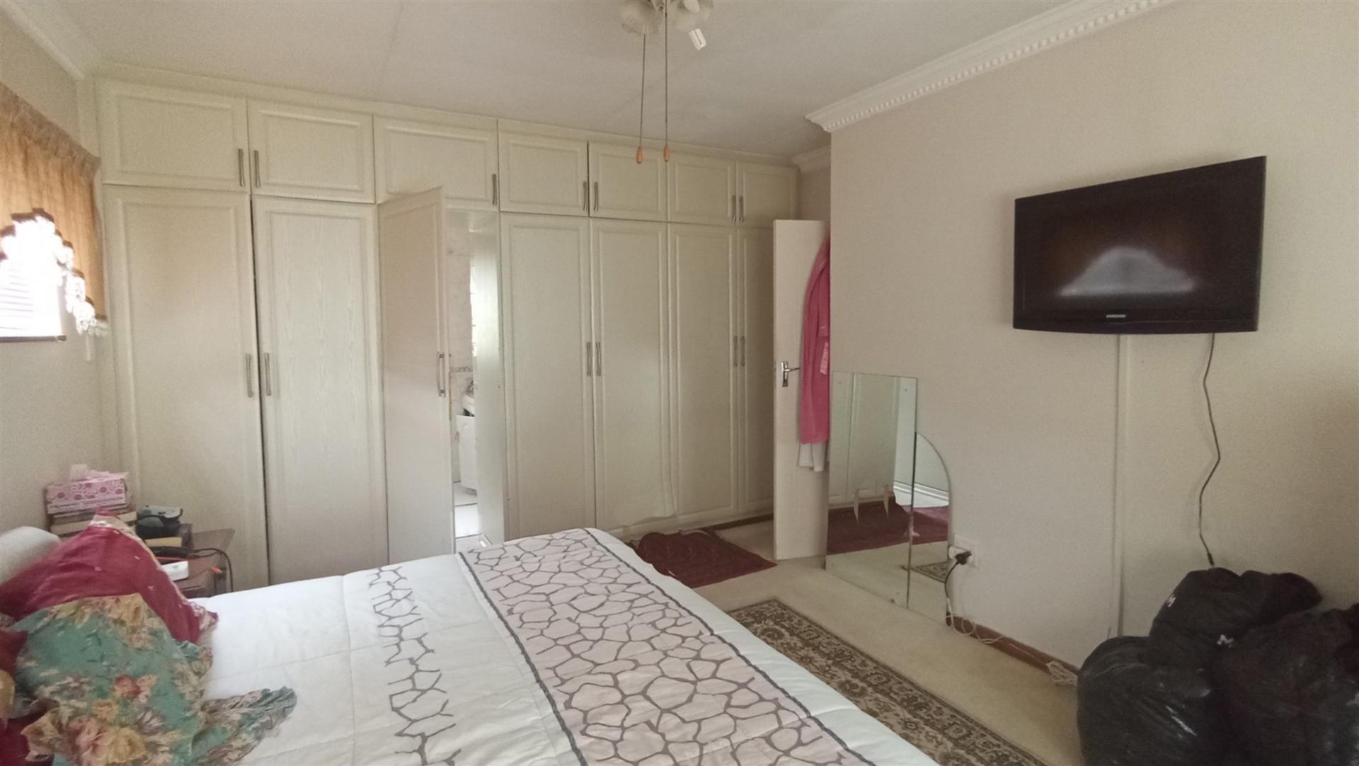 Main Bedroom - 21 square meters of property in Ferncliffe