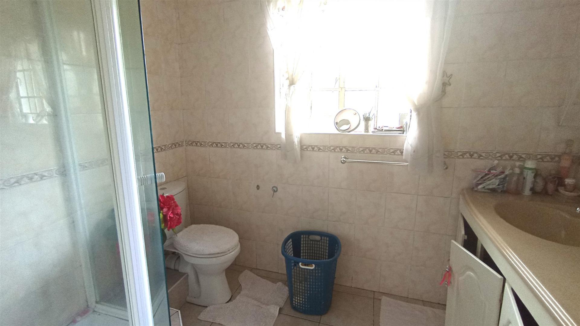 Main Bathroom - 8 square meters of property in Ferncliffe