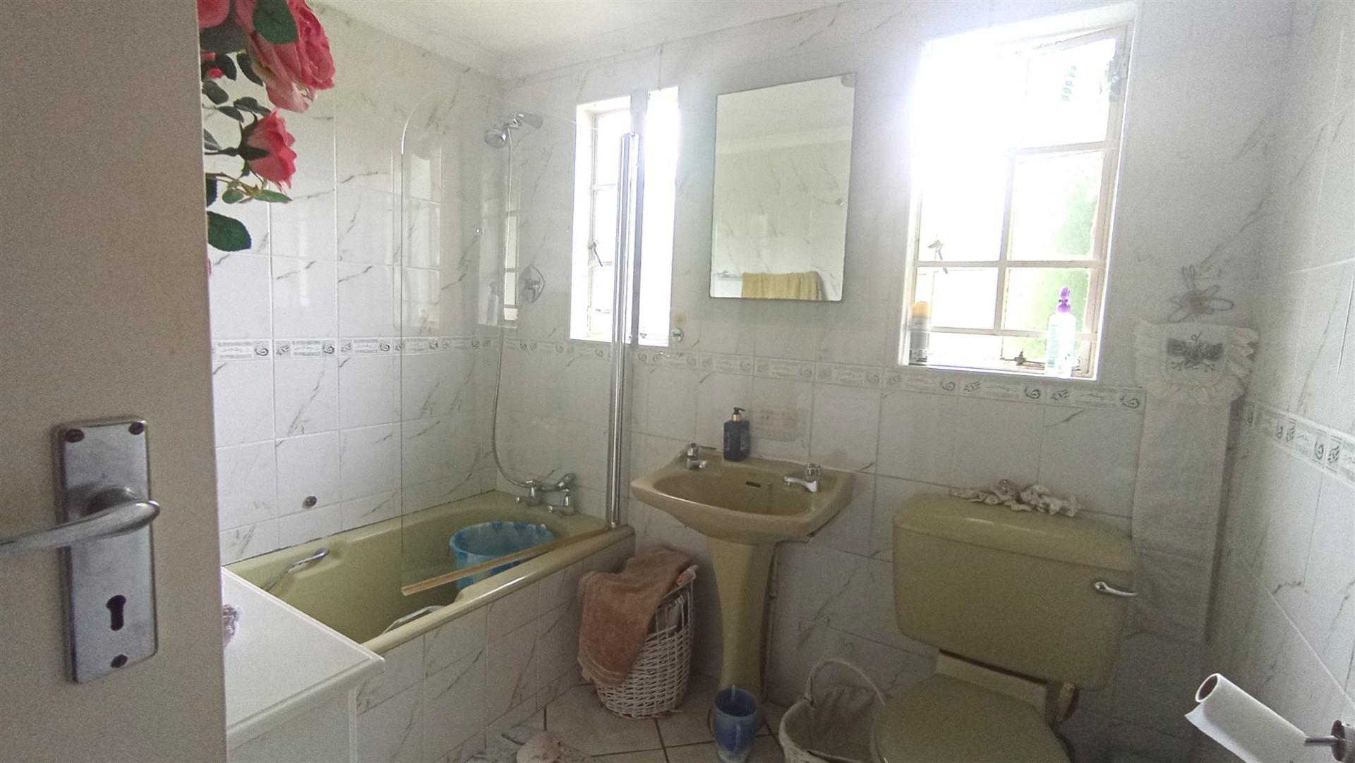 Bathroom 1 - 7 square meters of property in Ferncliffe