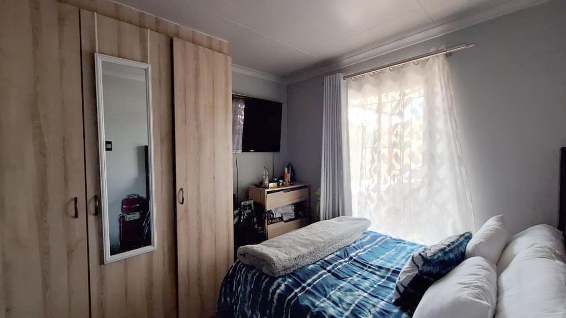 Main Bedroom - 11 square meters of property in Albertsdal