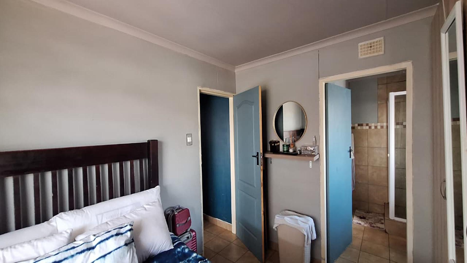 Main Bedroom - 11 square meters of property in Albertsdal