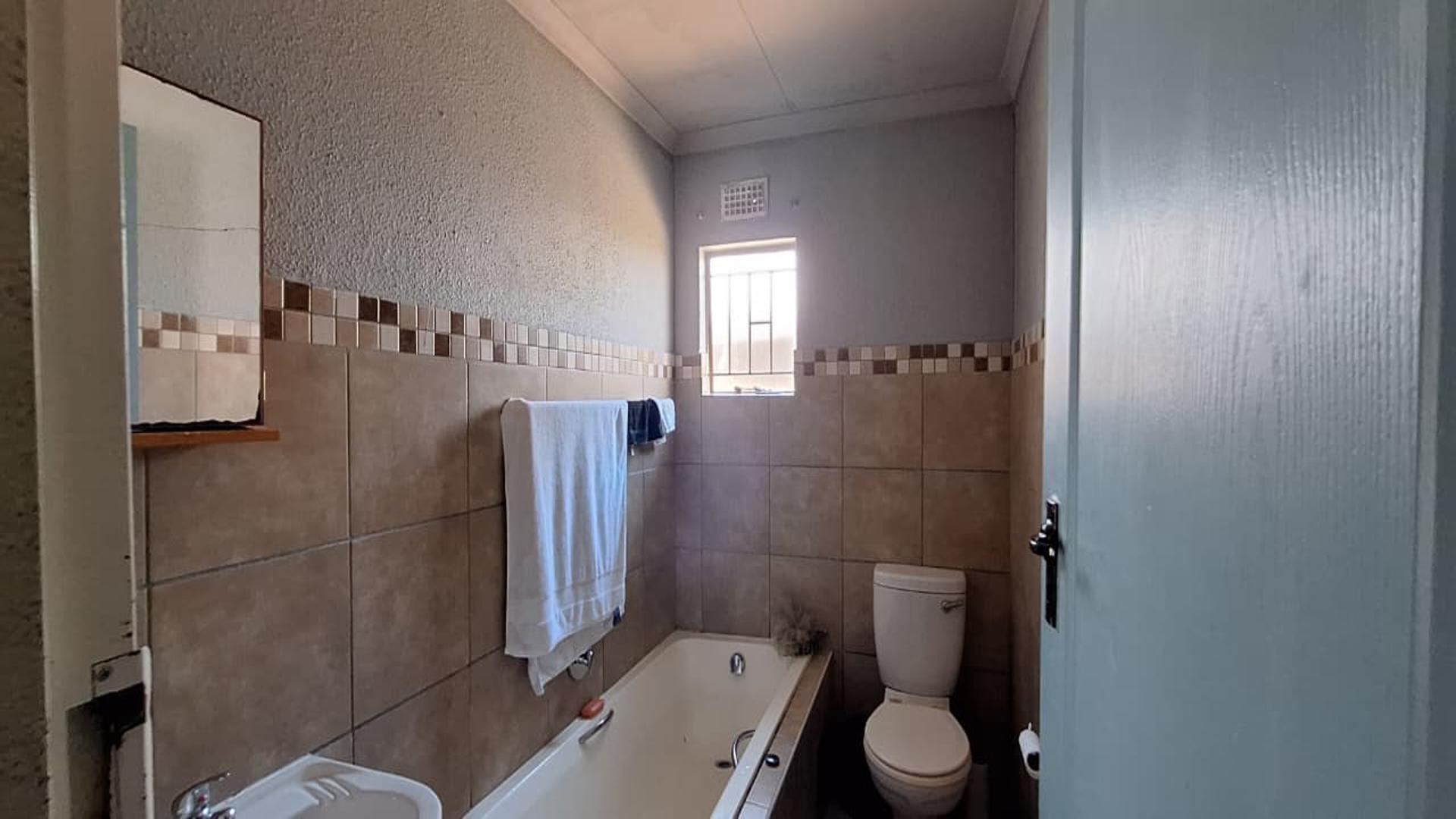 Bathroom 1 - 4 square meters of property in Albertsdal