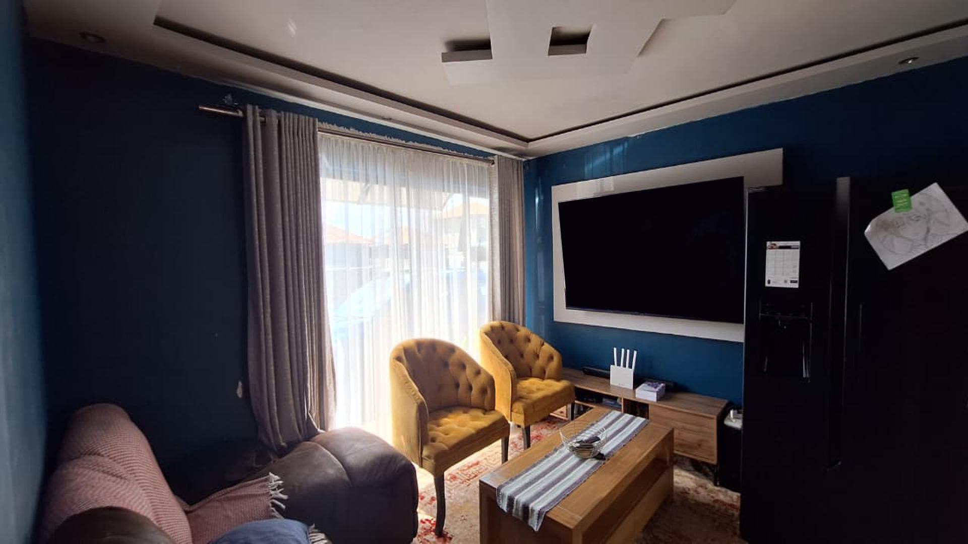 Lounges - 13 square meters of property in Albertsdal