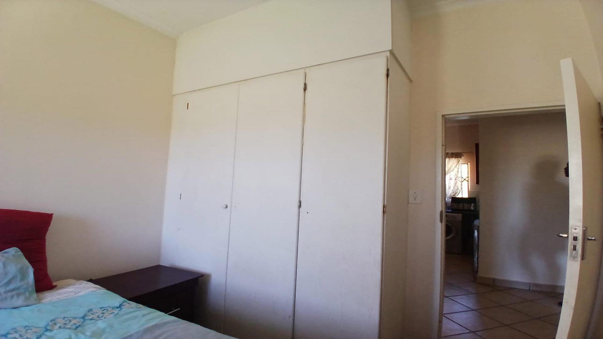 Bed Room 1 - 11 square meters of property in Midrand