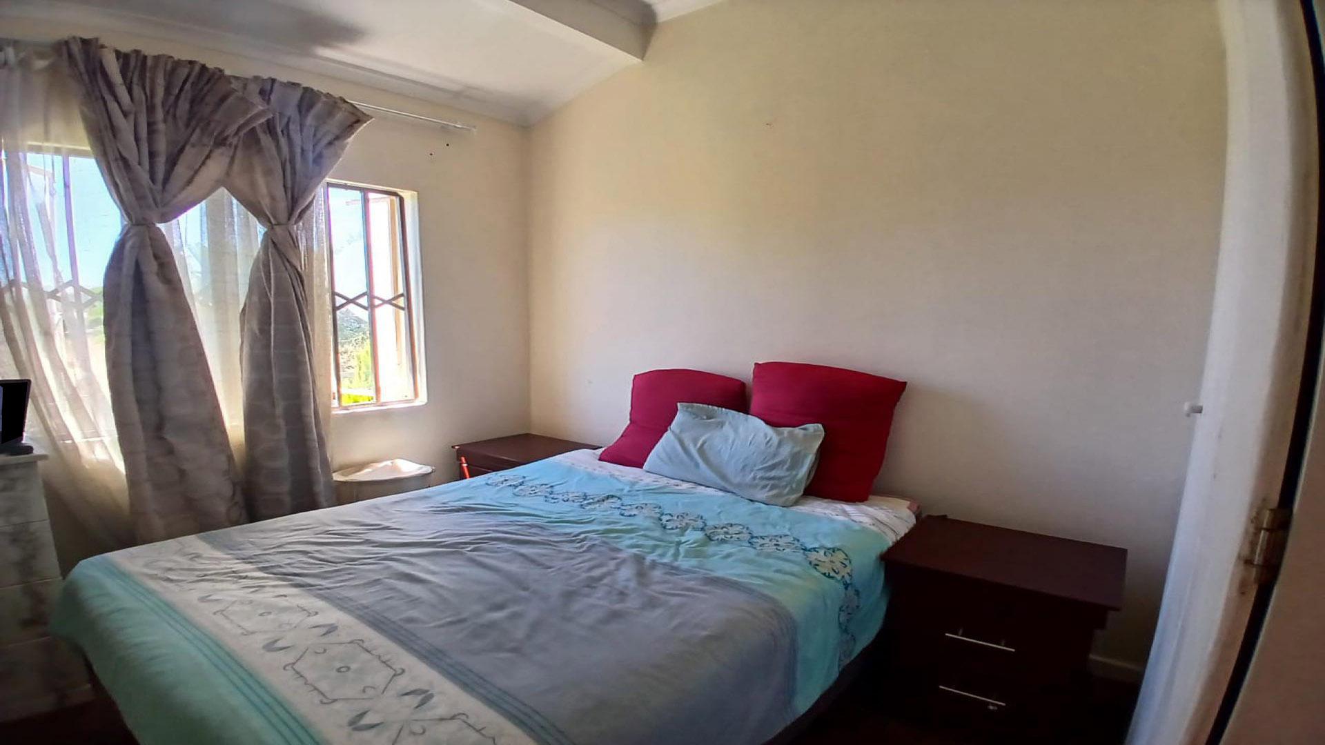 Bed Room 1 - 11 square meters of property in Midrand